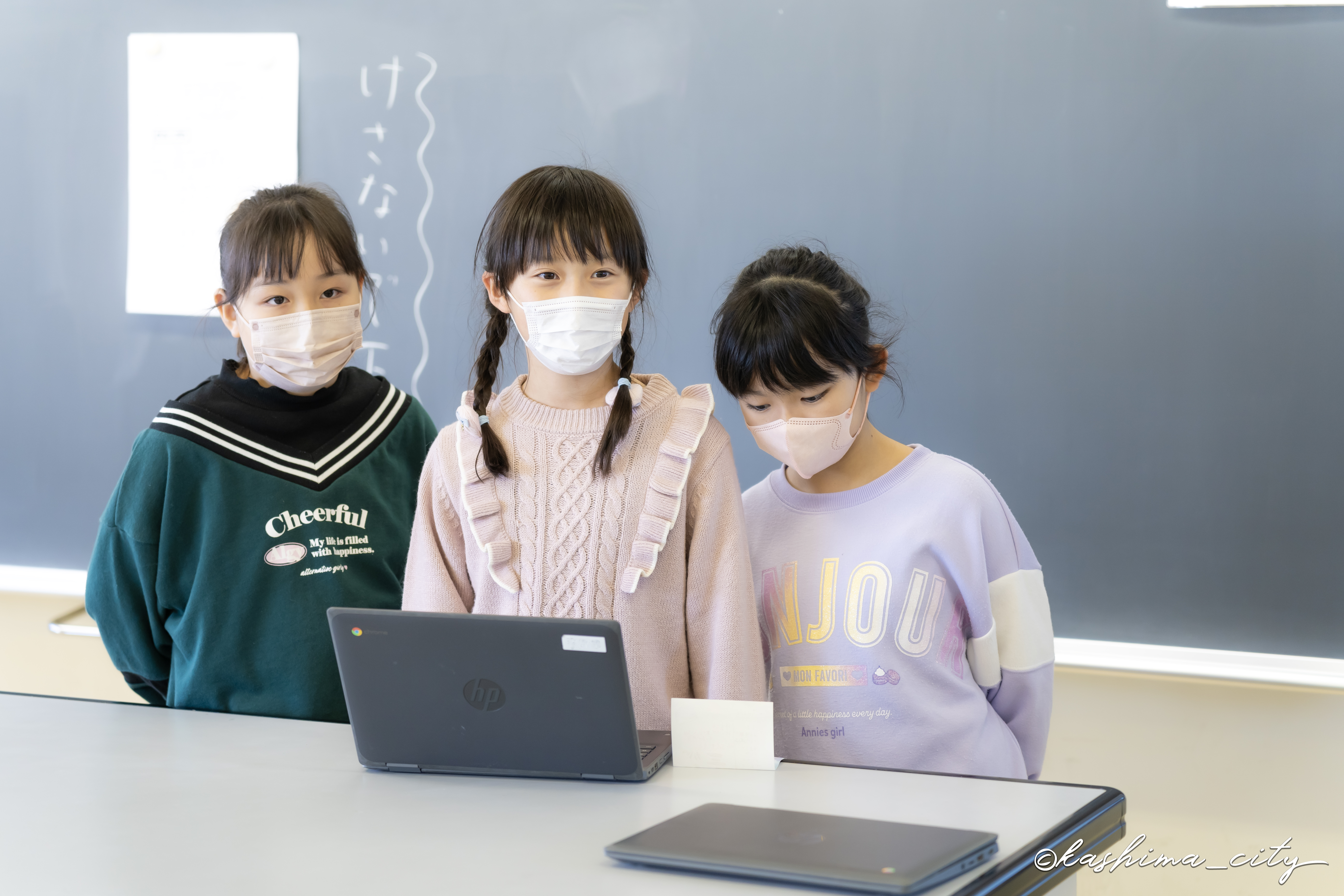 発表する女子児童