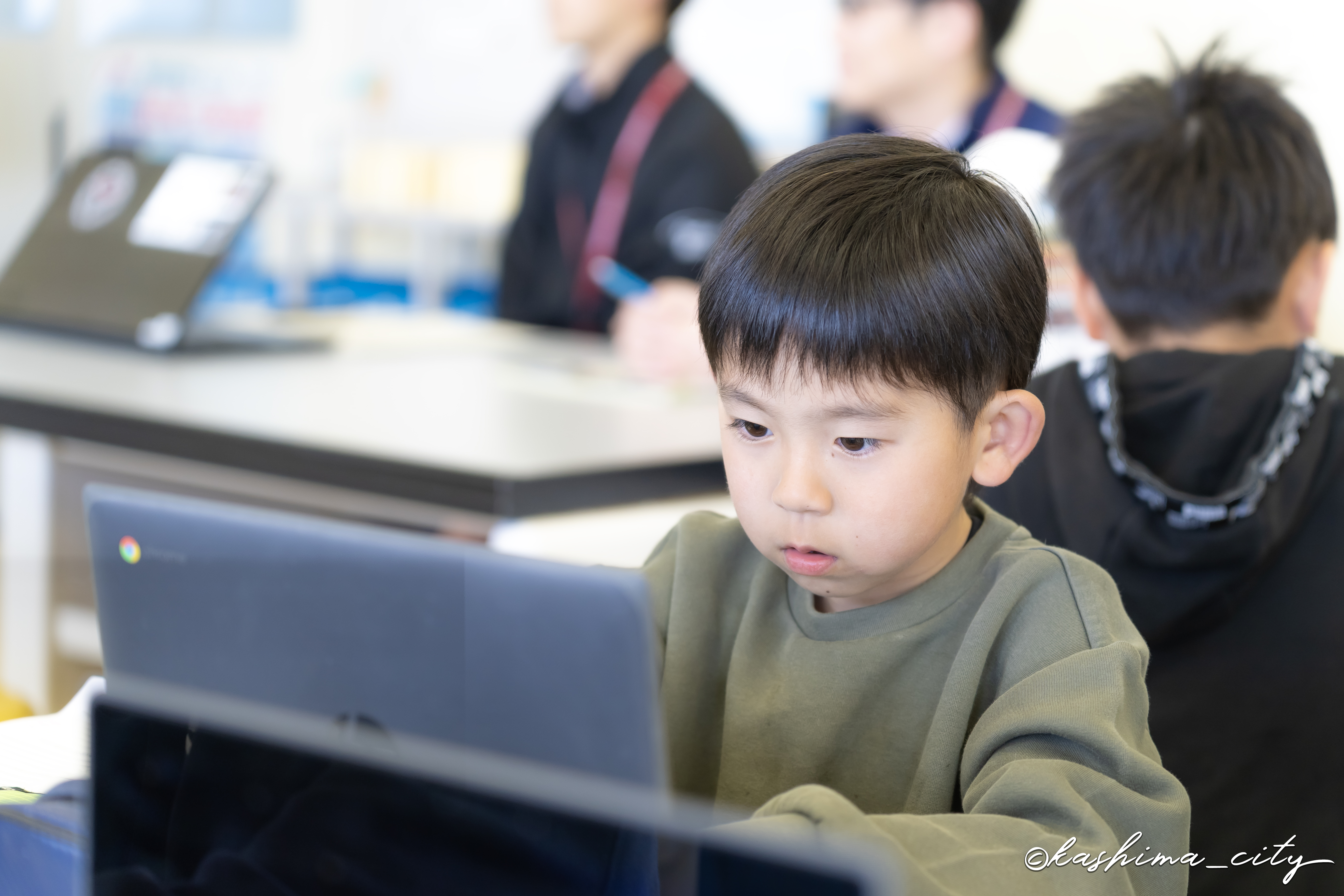 PCを操作する男子児童