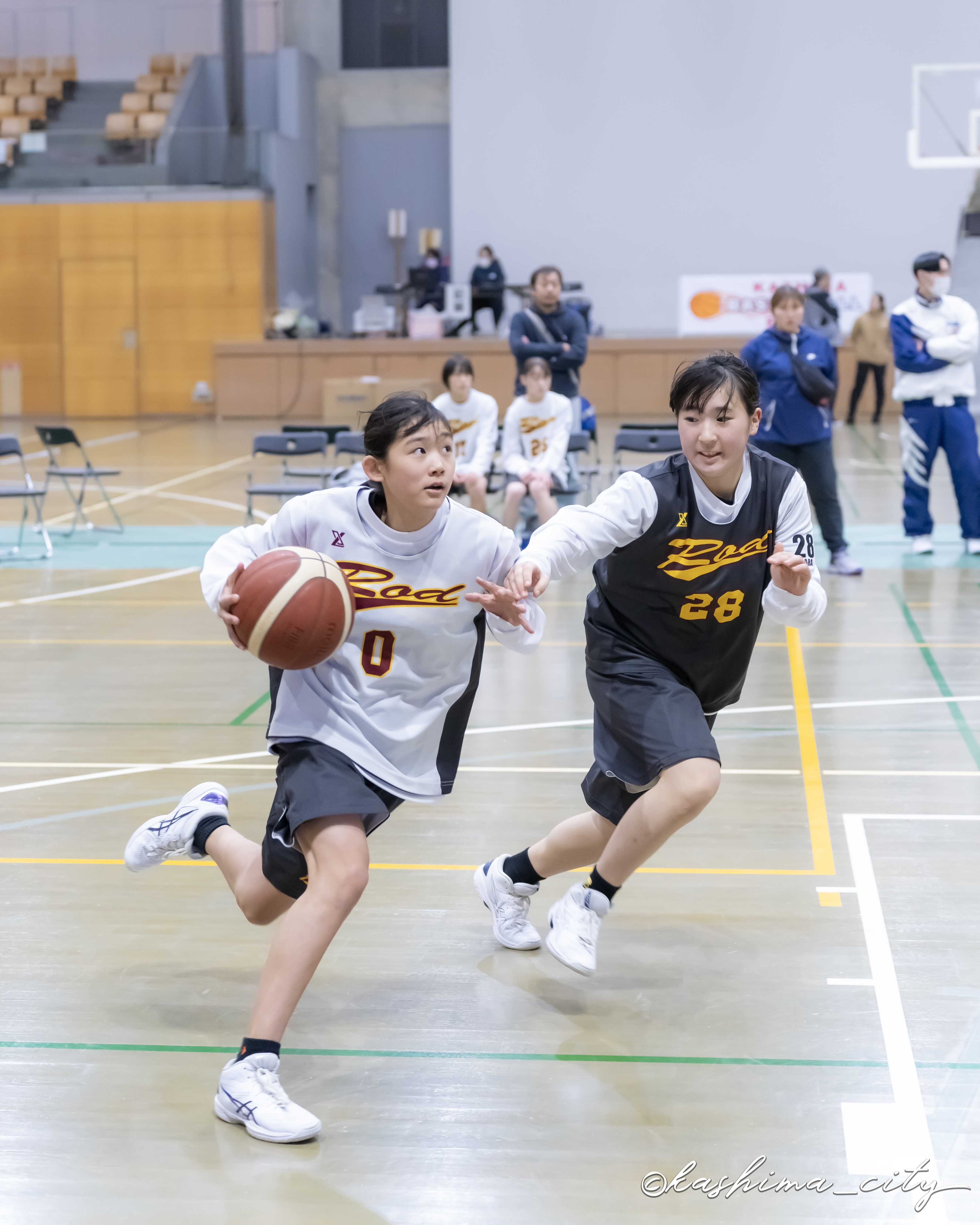 ドリブルする女子選手