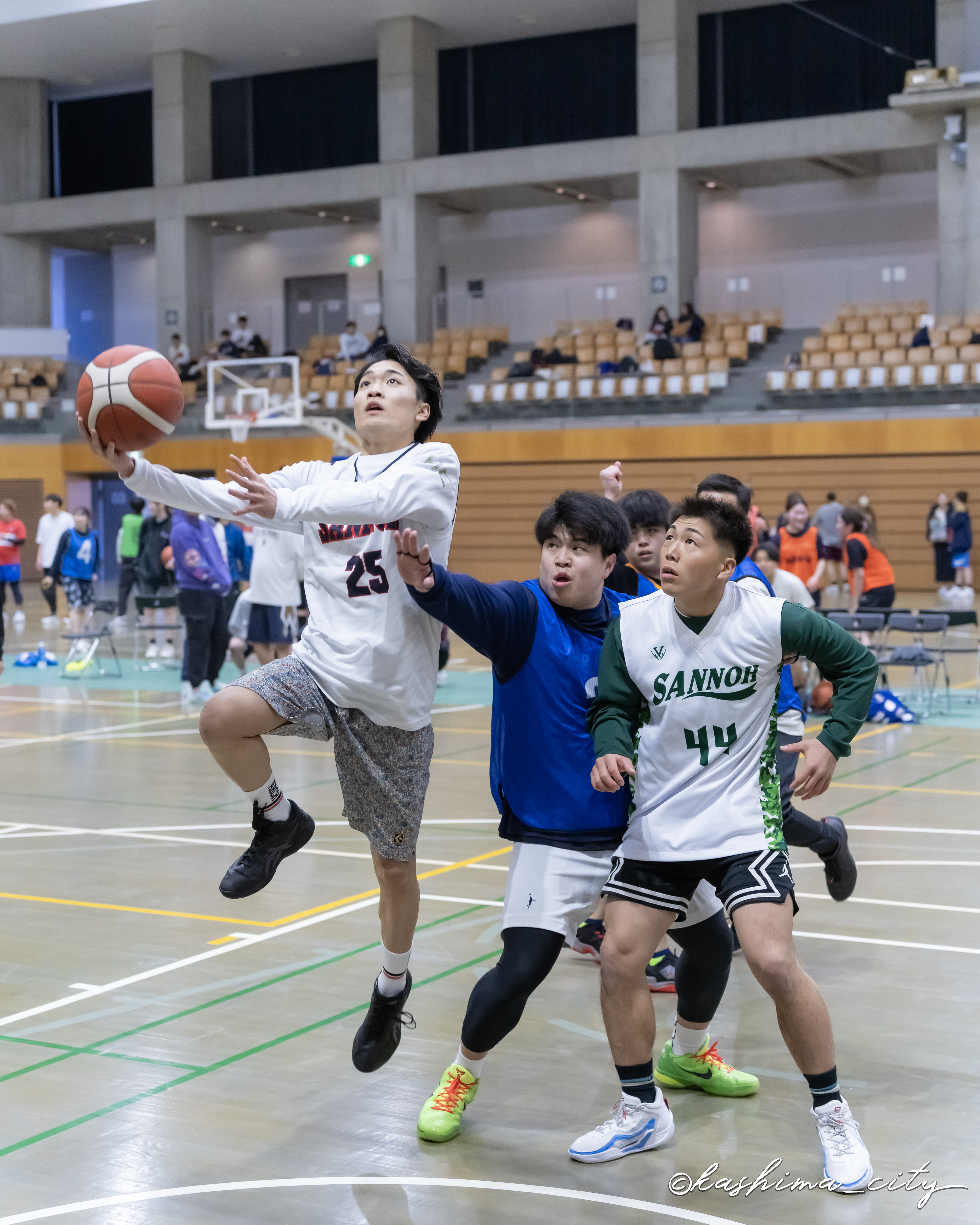 レイアップシュートをする男性