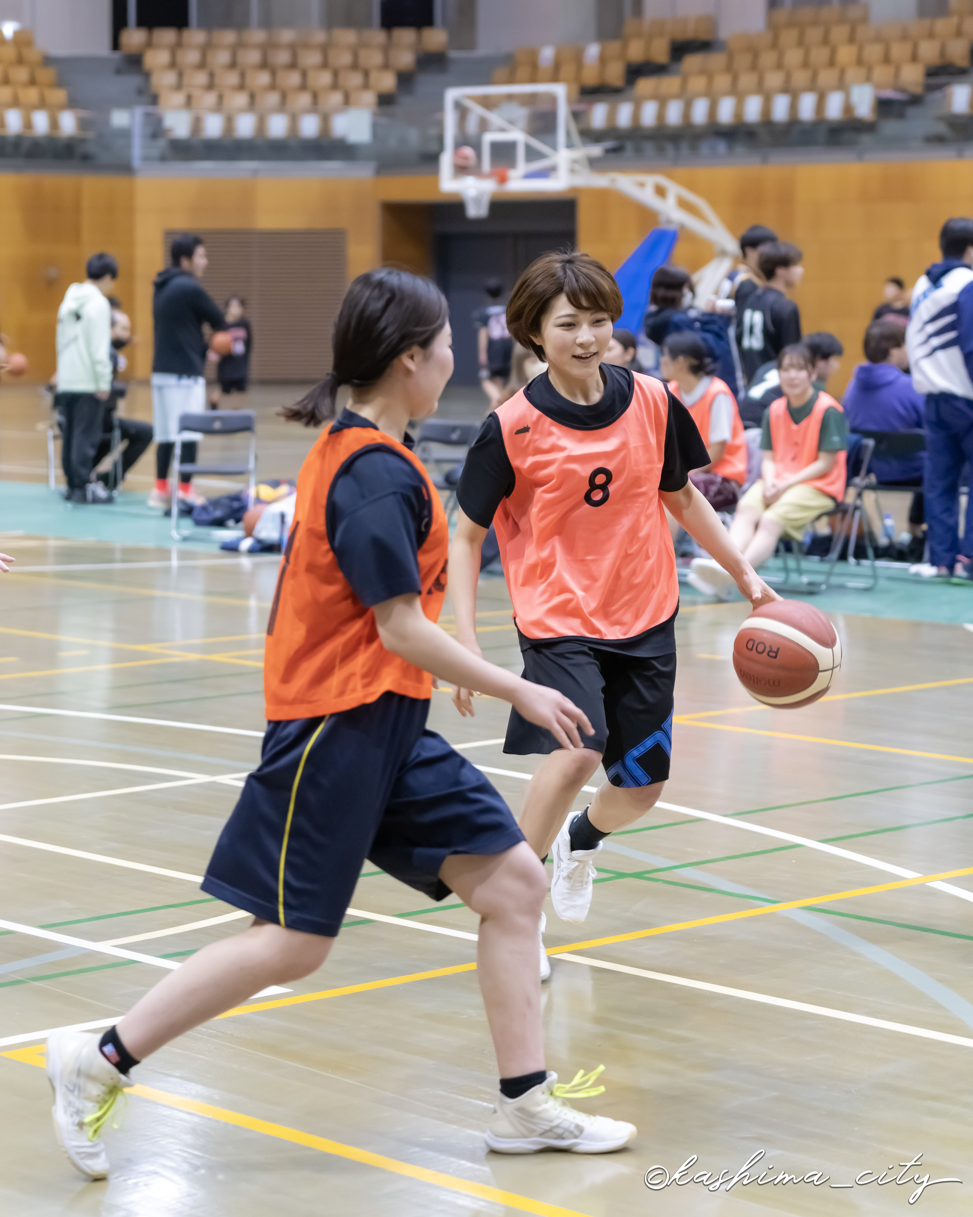 ドリブルでかわす女子選手
