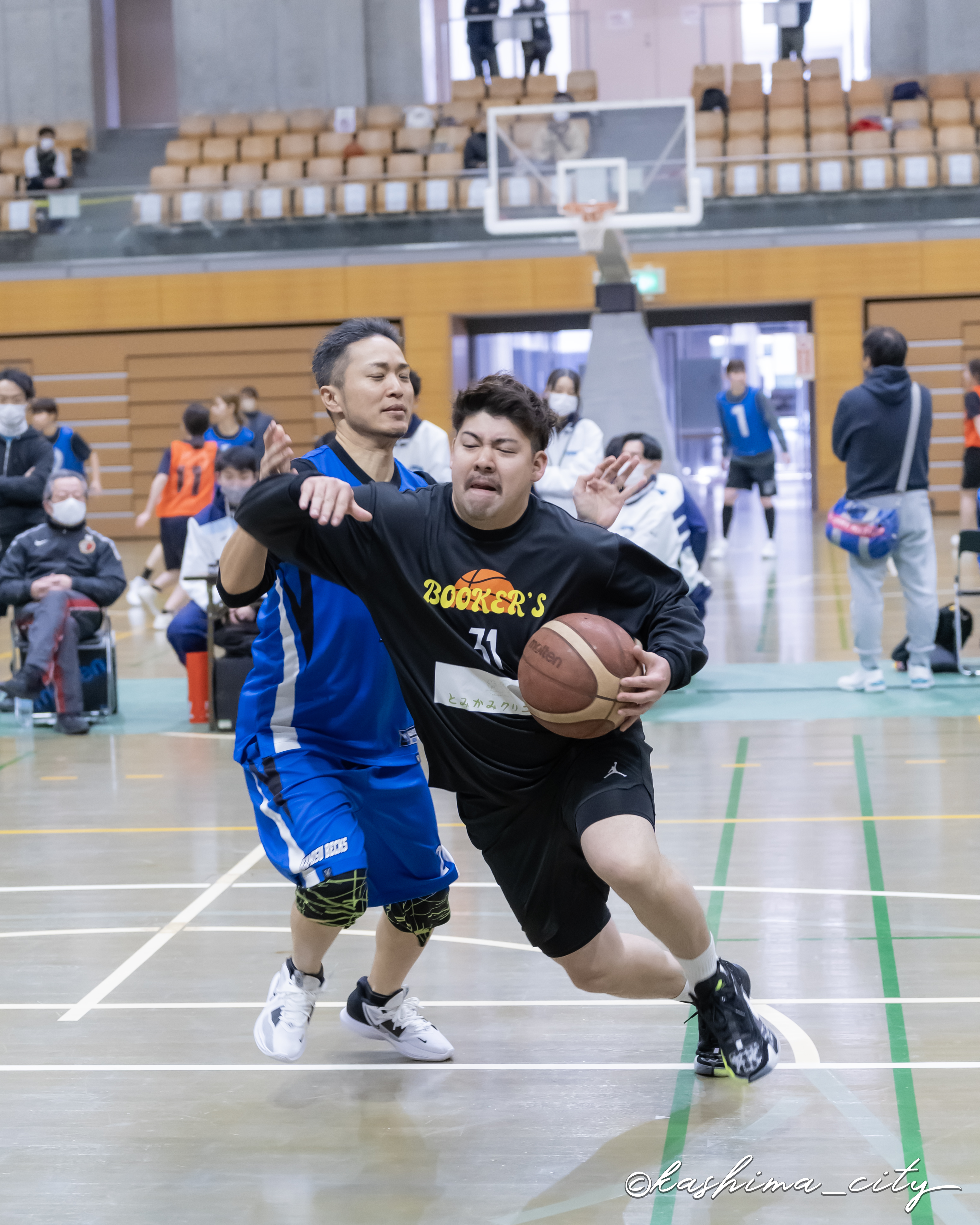 ドリブルで選手をかわす男子選手