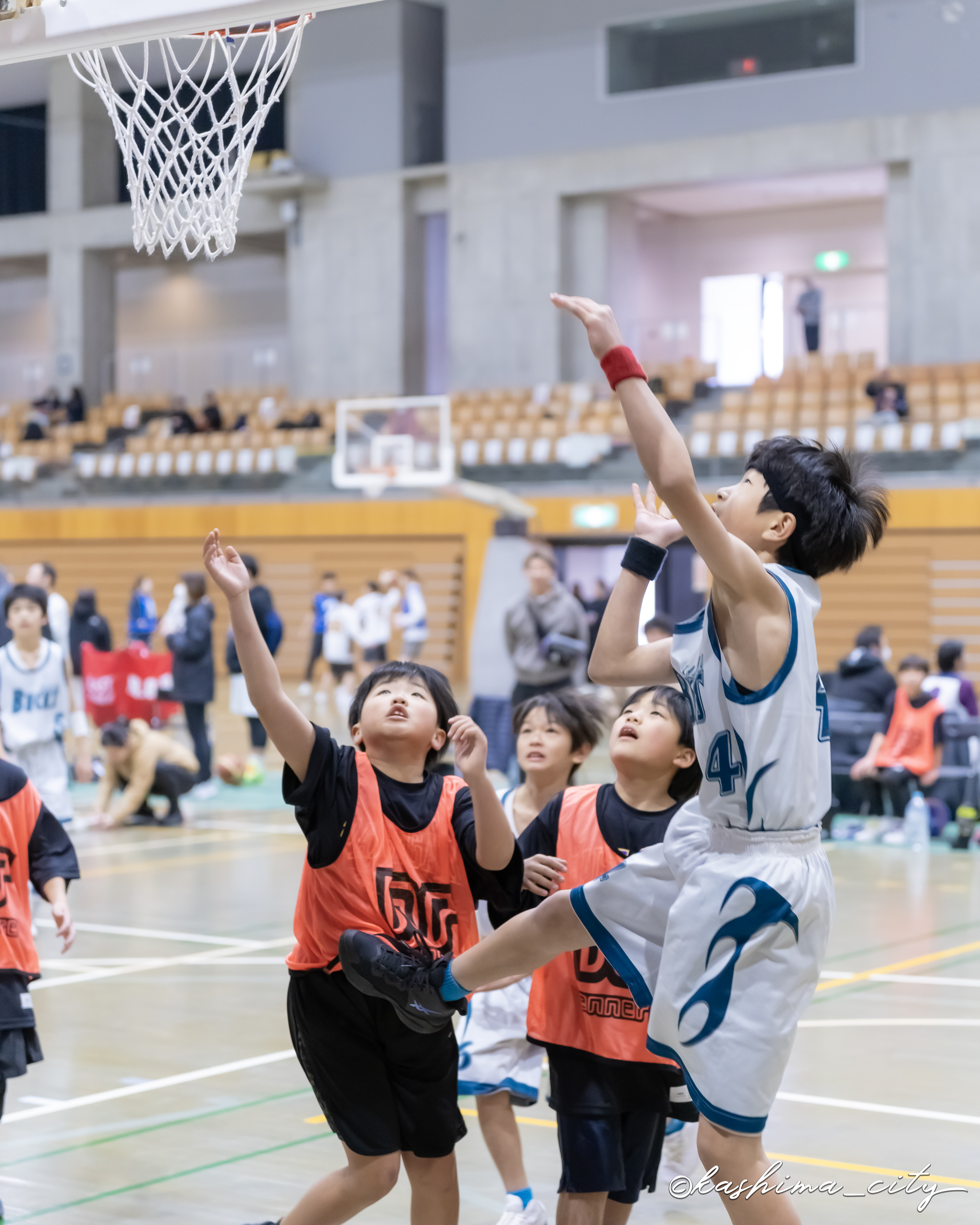 ゴール下でシュートする男子選手