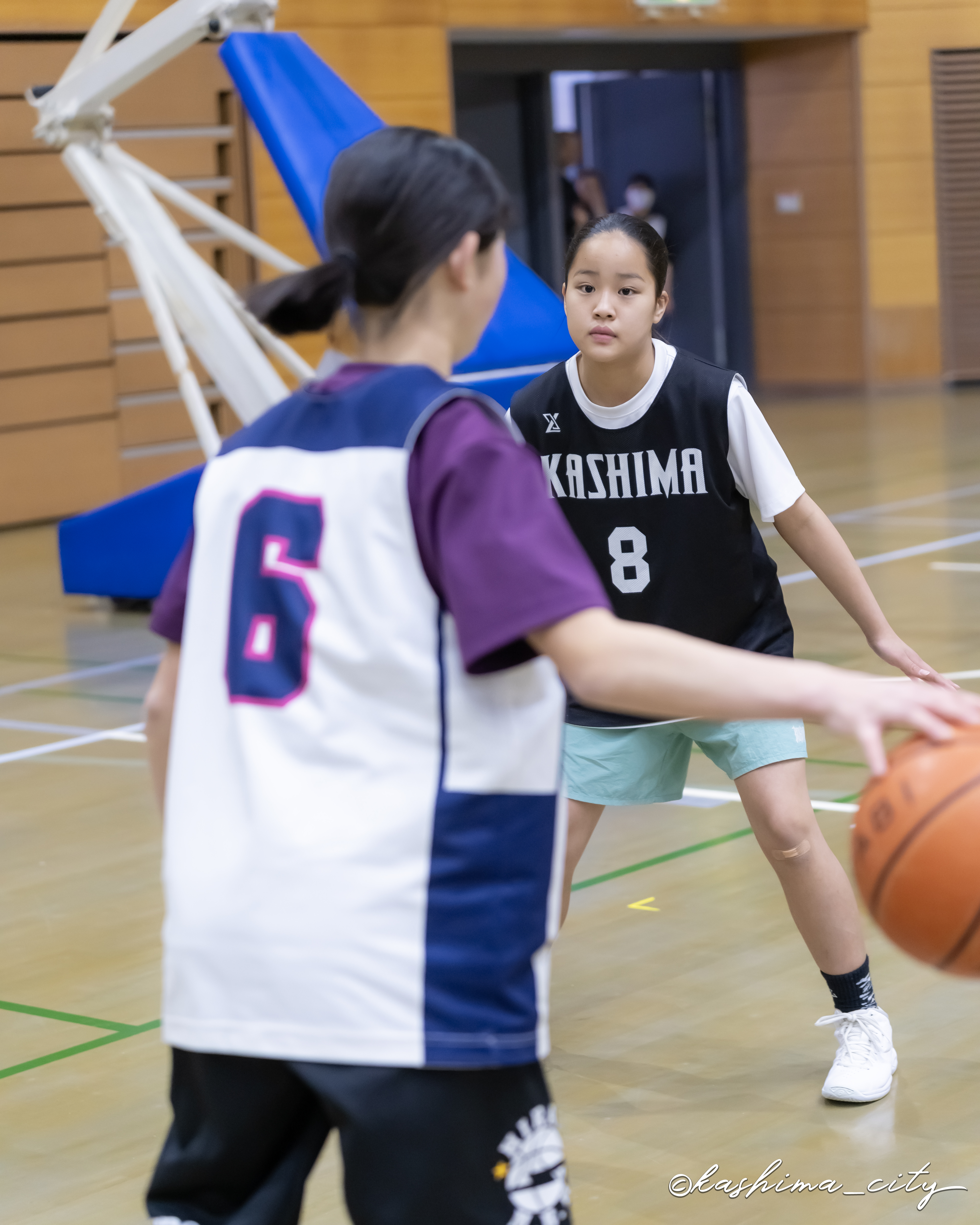 ディフェンスする女子選手