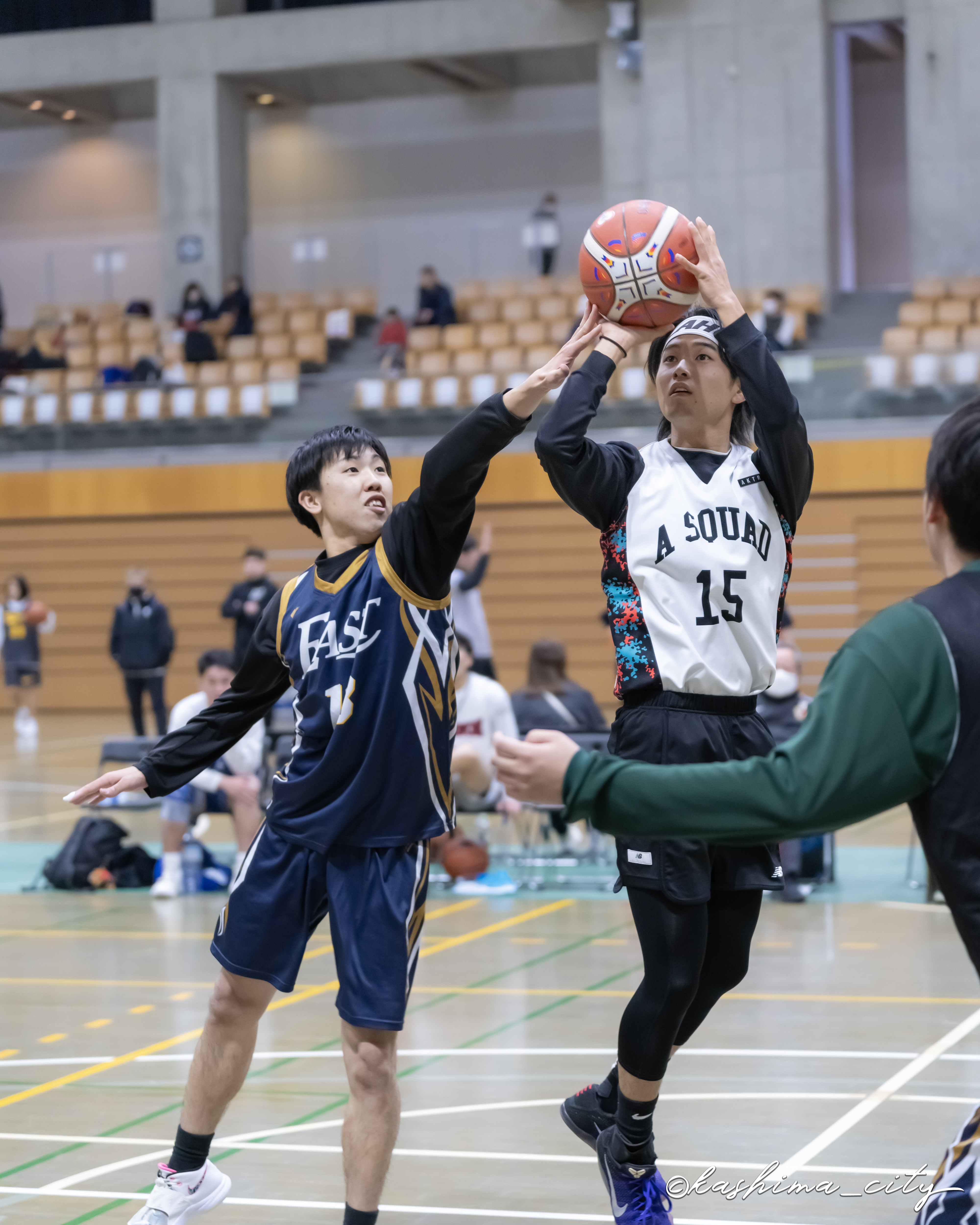 ジャンプシュートする男子選手