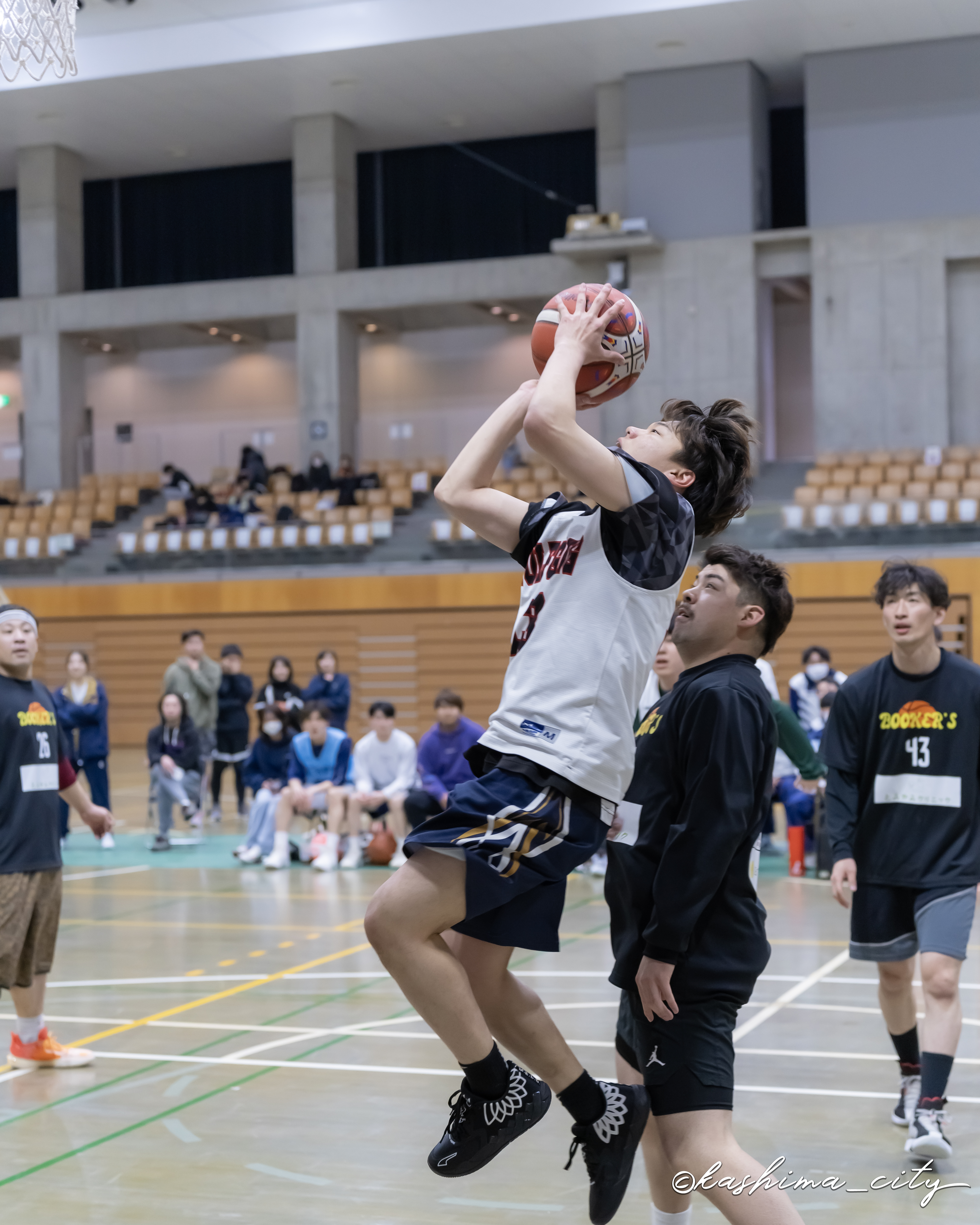 ドリブルからシュートする男子選手