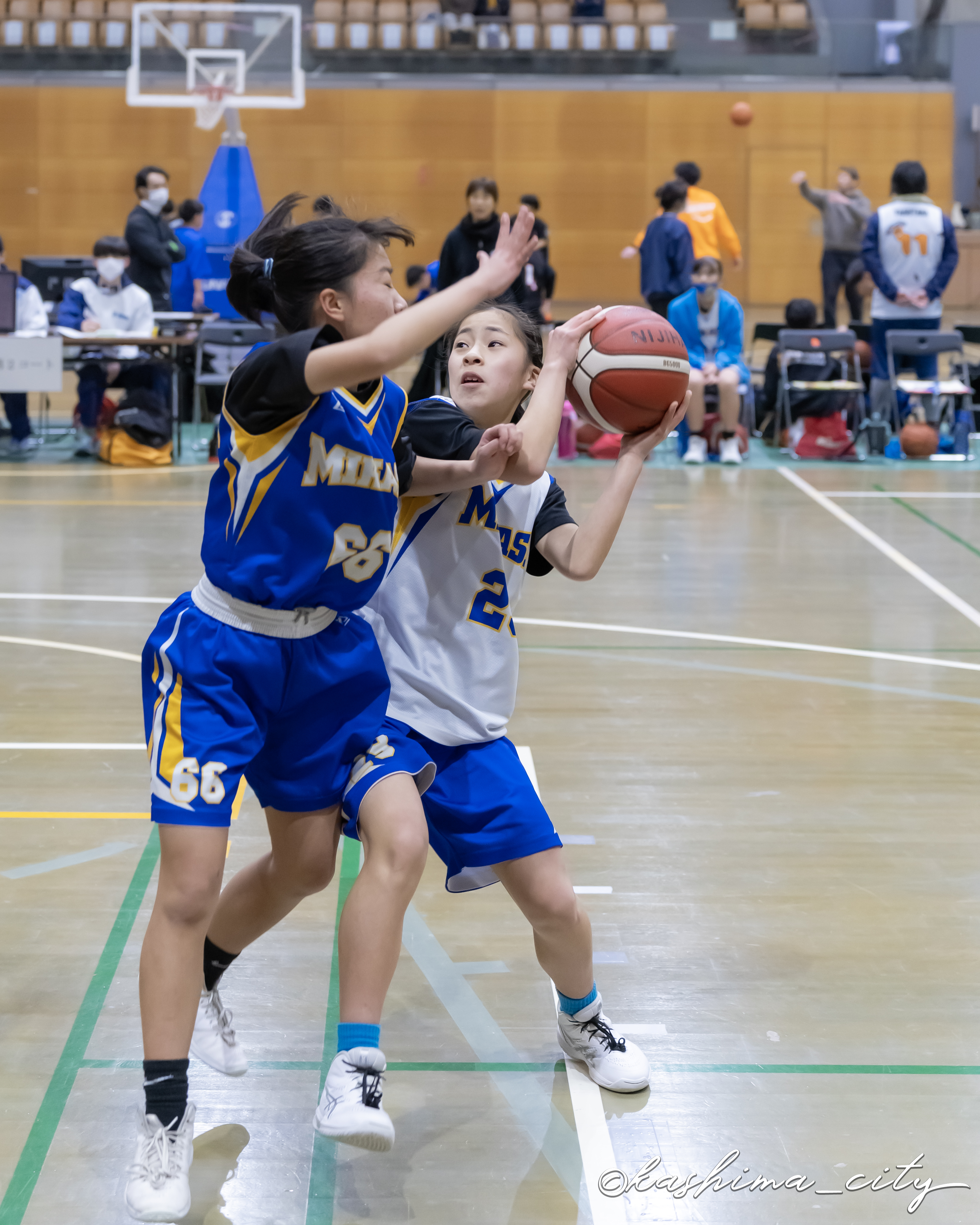 ボールを取り合う女子選手たち