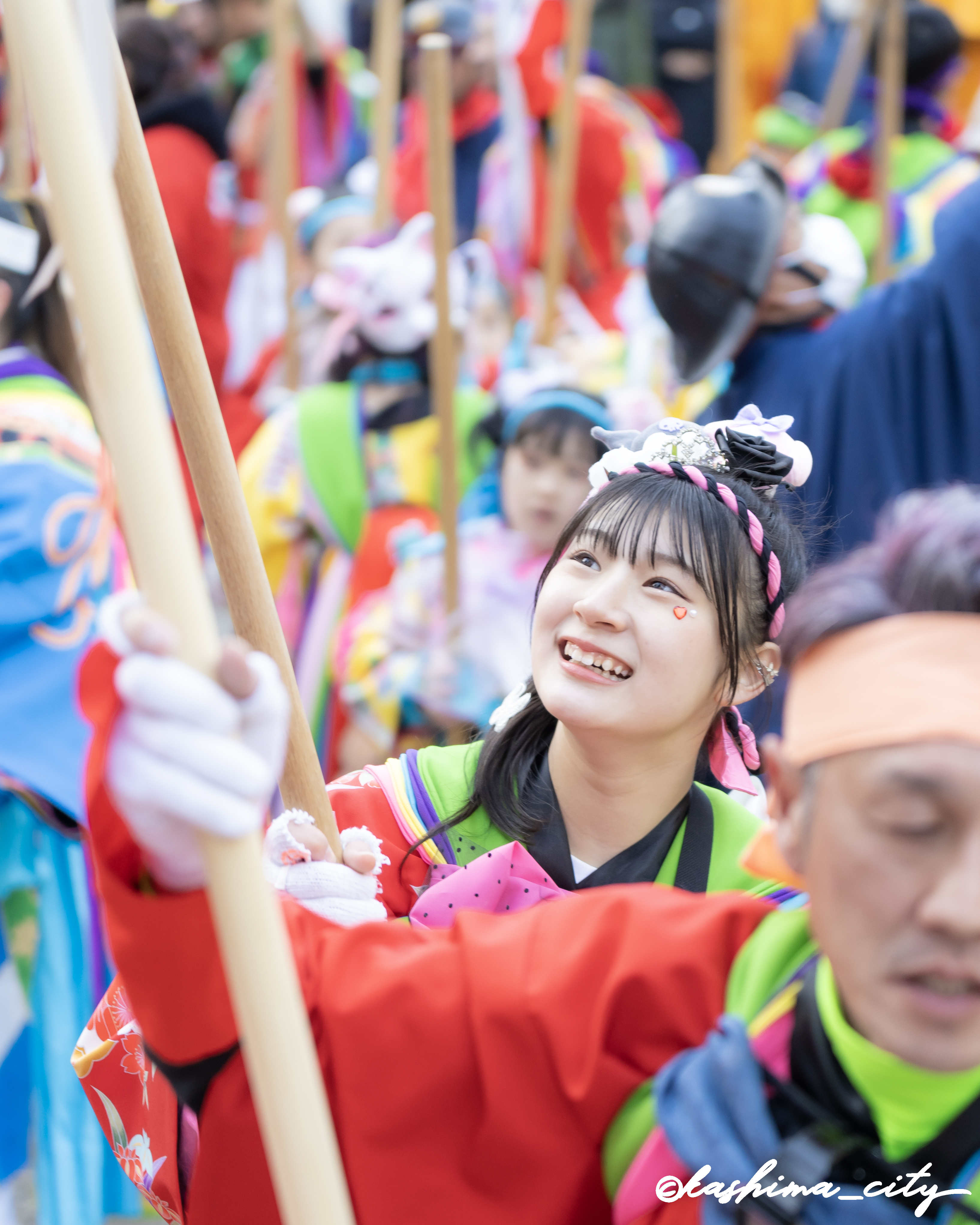 笑顔で樫棒を振る女性