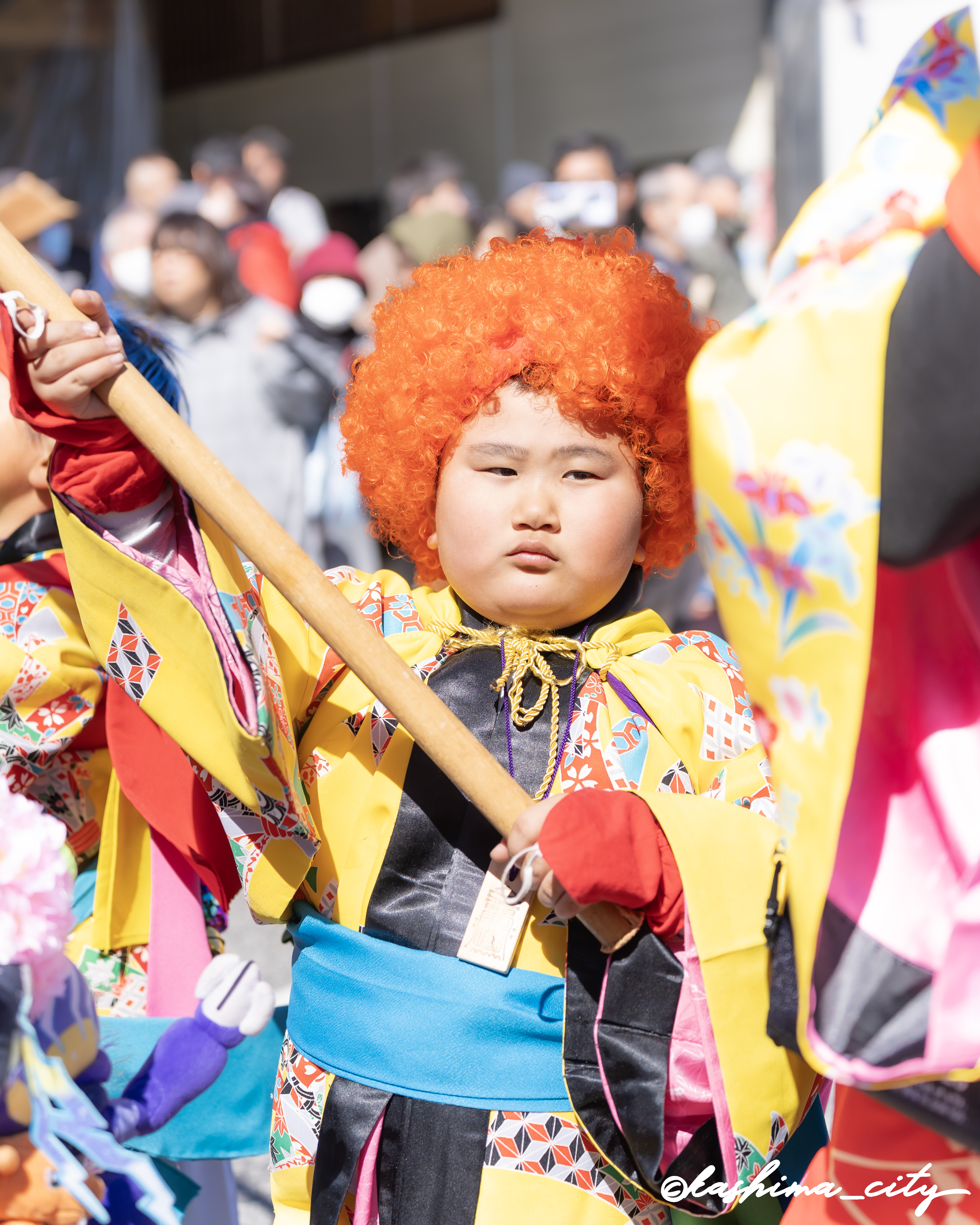 樫棒を鳴らす男の子