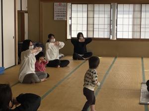 子どもたちの抱っこで固まっている筋肉をやさしく伸ばします。