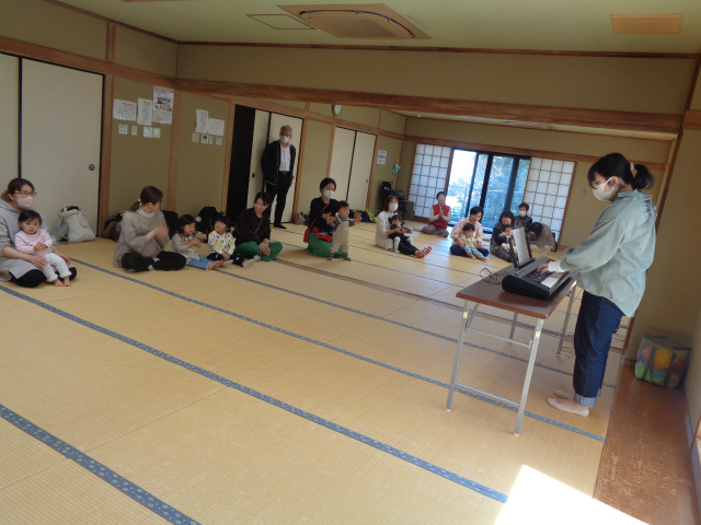 先生に挨拶をする親子
