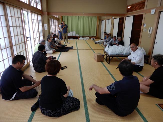 豊郷公民館に集まって表彰式が始まる様子です。