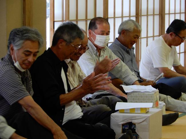 賞品をもらった皆さんの笑顔と拍手の様子です。
