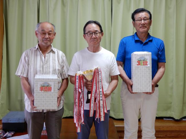 優勝,準優勝,3位の表彰者3名の写真です。