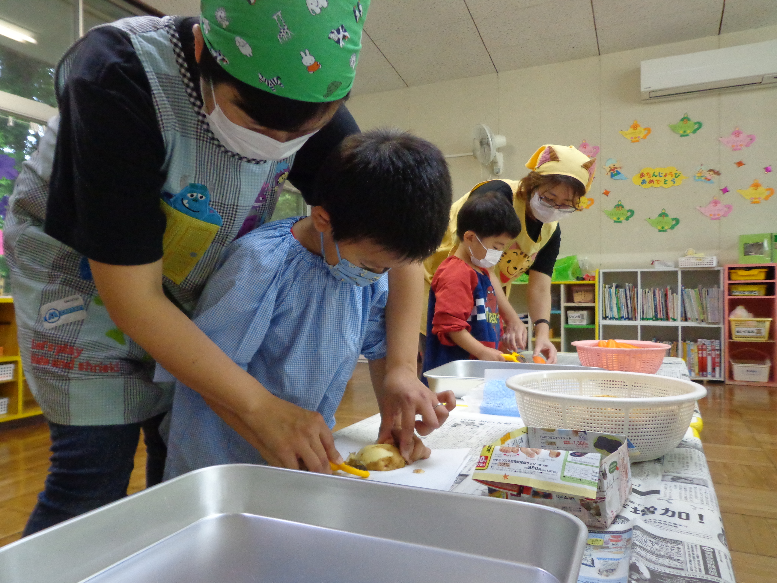 ジャガイモ皮むき・年中組