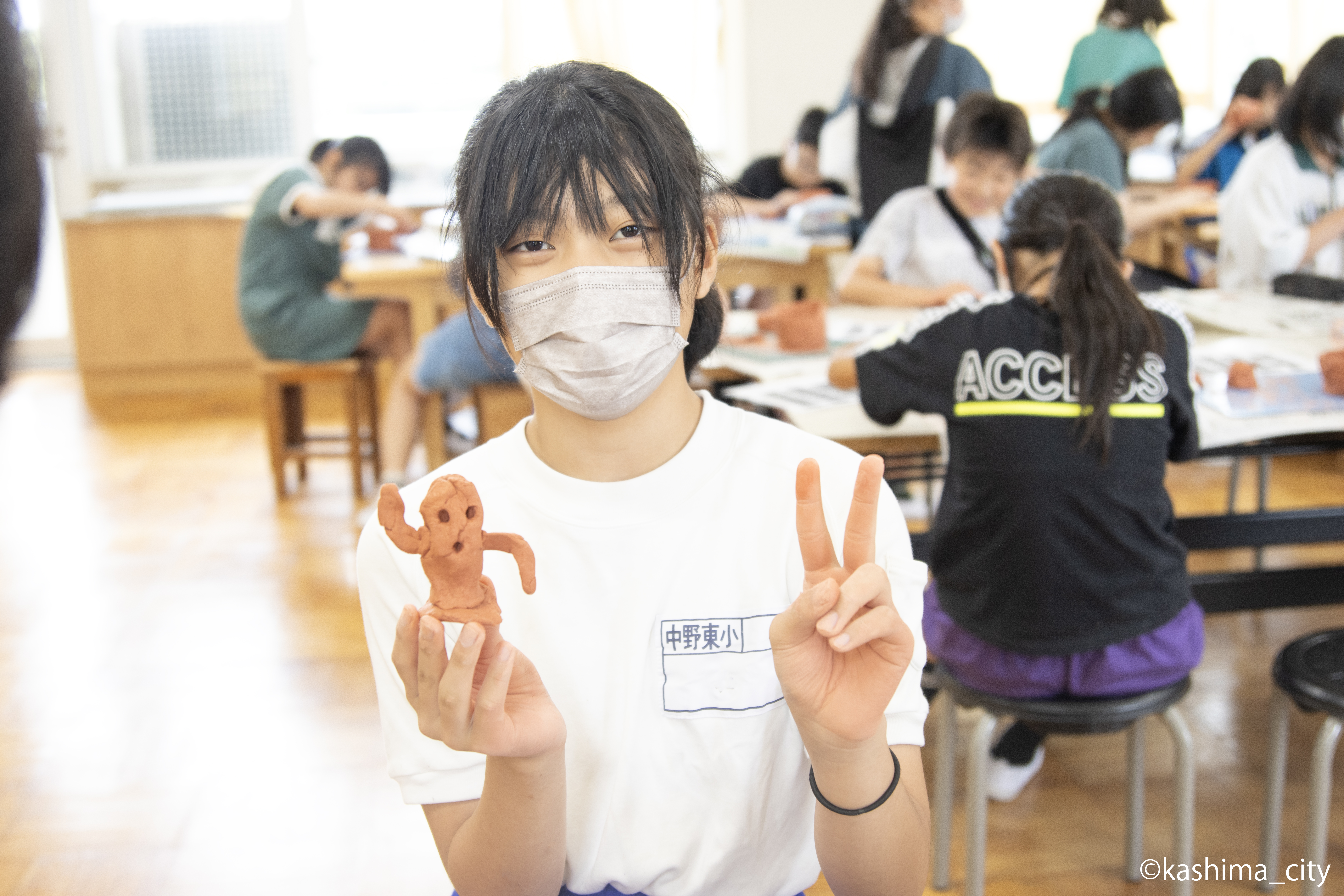 女子児童が完成した埴輪を見せてくれる様子