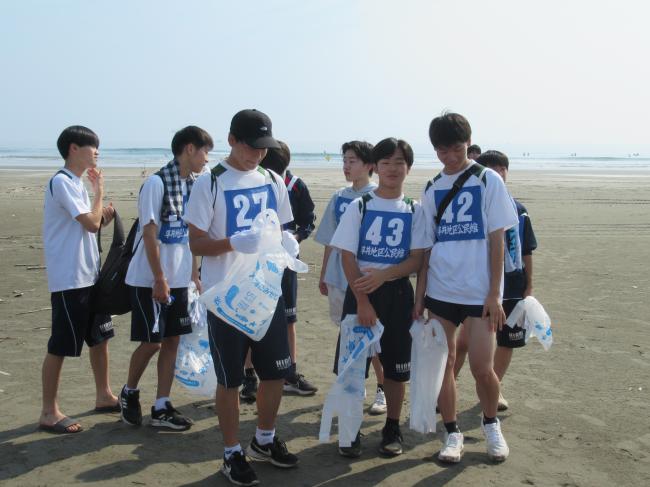 海岸清掃の様子