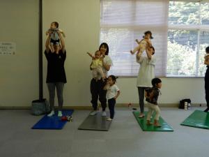 ド、レ、ミの音に合わせて、子どもたちを上げたりおろしたり