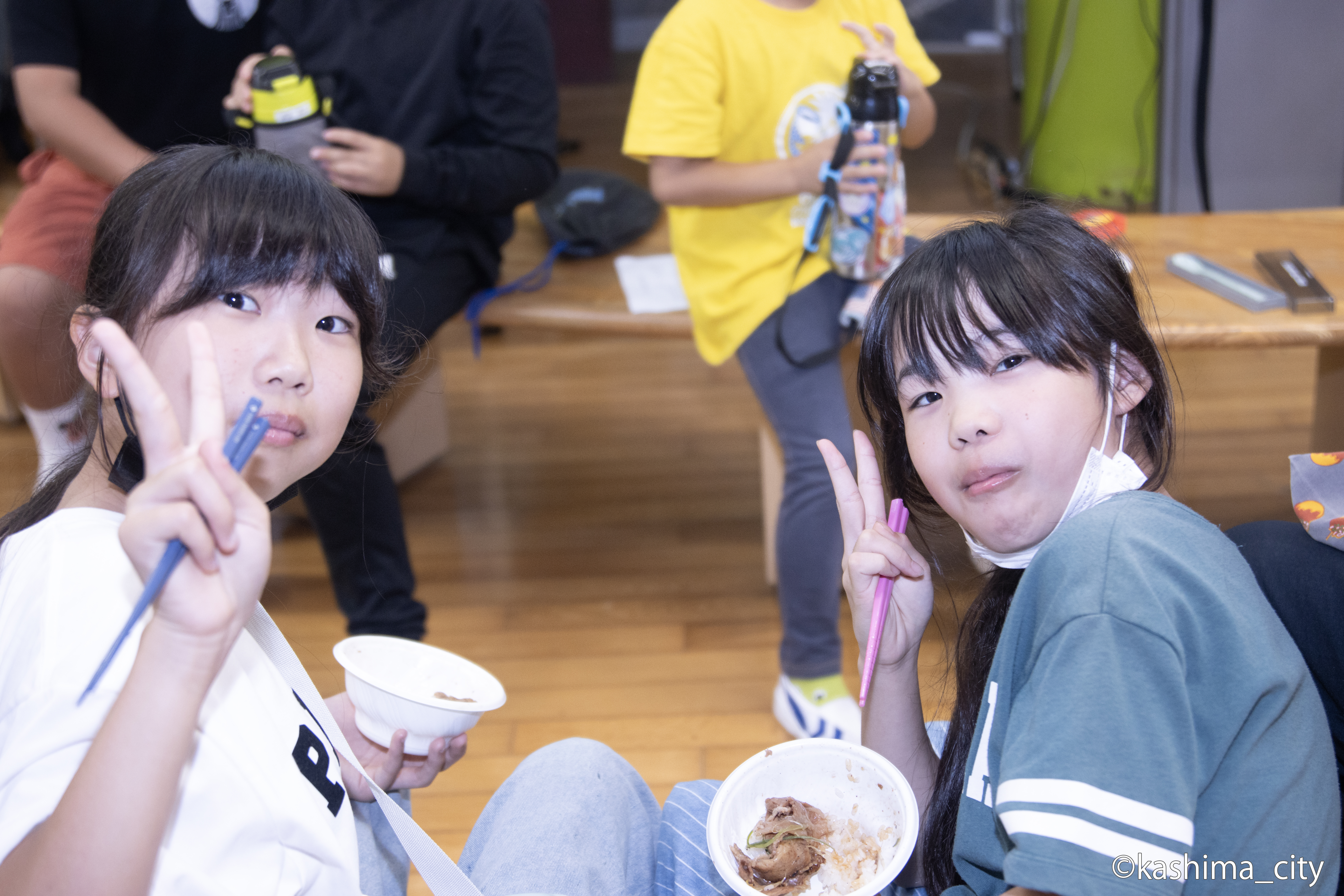丼を食べる児童2人