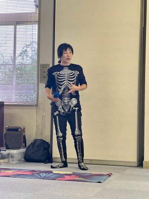 がい骨の衣装で骨のお勉強をしました!