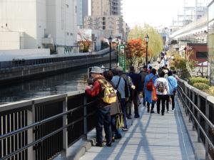 川沿いを歩きました。
