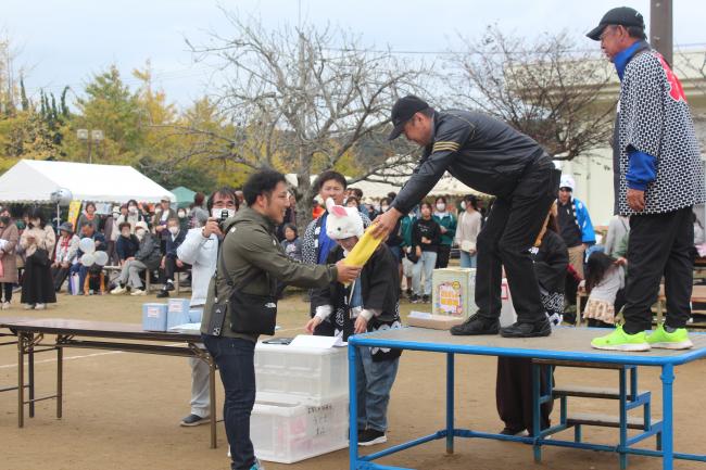 お楽しみ抽選会で賞品を受け取っている様子