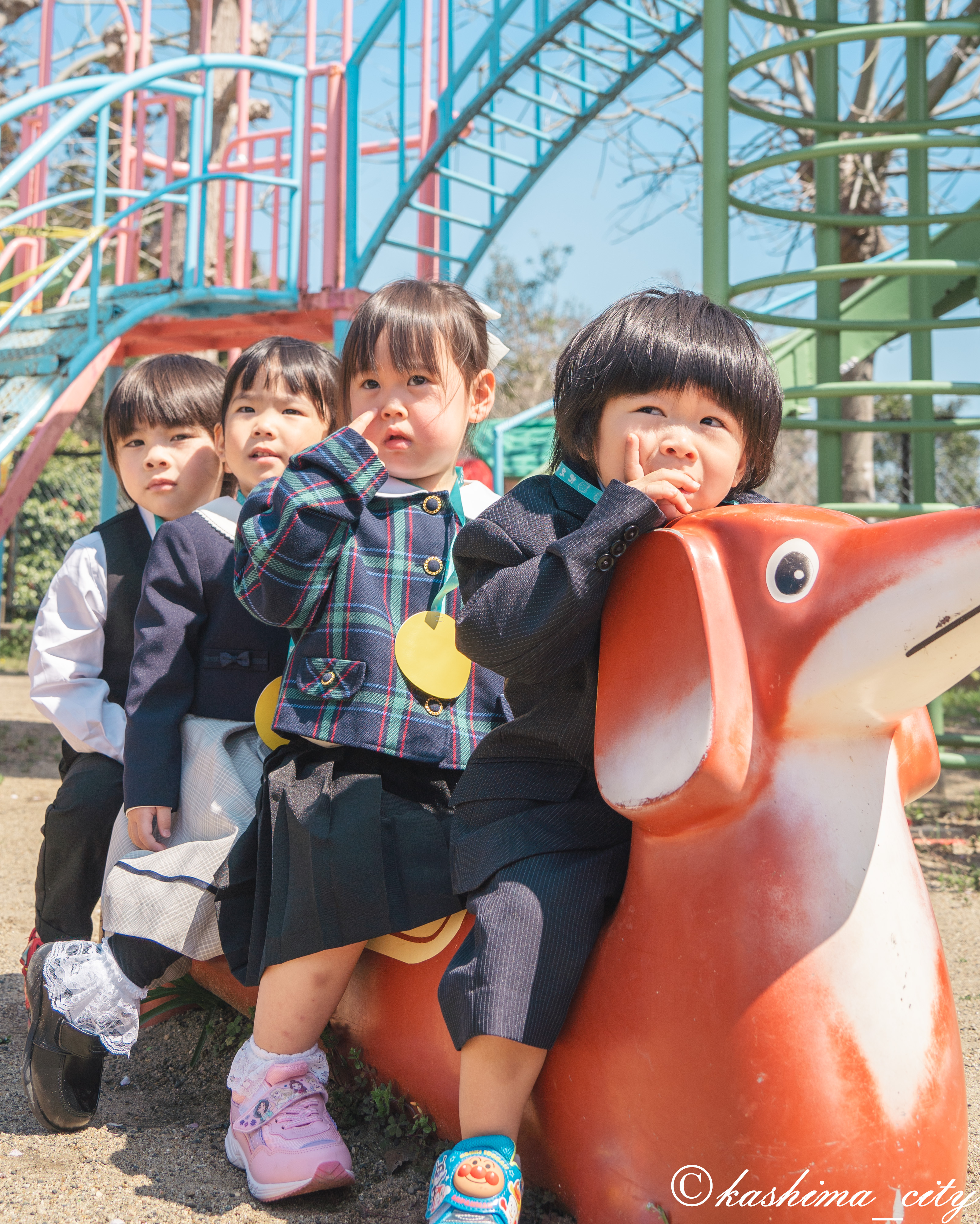 仲よく遊ぶ新入園児