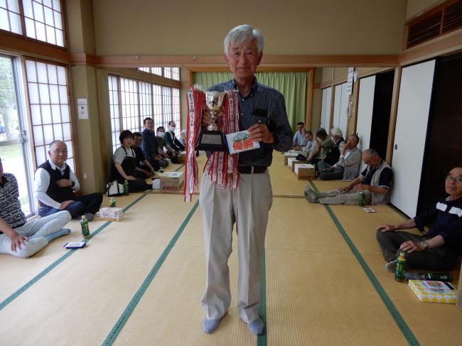 トロフィーを持つ優勝者の写真