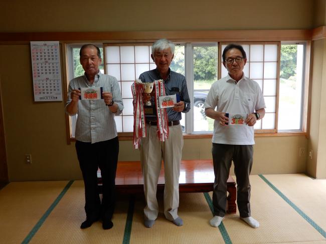 左から準優勝優勝三位と並んでいる上位入賞者の写真