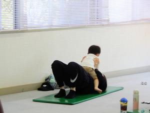 ママに抱っこで嬉しい
