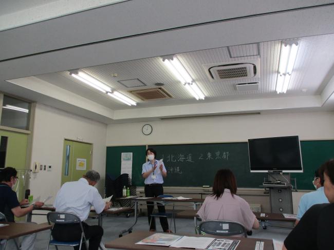 消費生活トラブルの事例と対策を話ししている写真