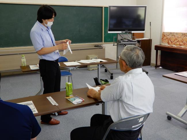 実際に講師と参加者でお断り体験をしている写真①