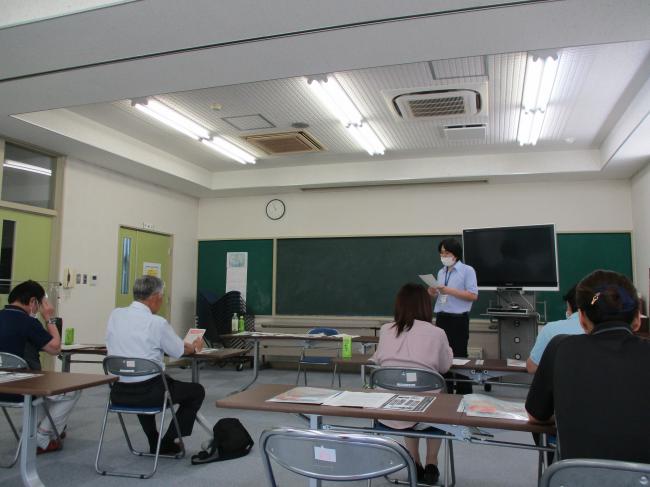 講師が説明している写真