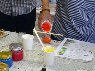 廃油を瓶に流し込む