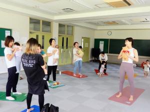 ママに抱っこ♪ママは体制を整えて