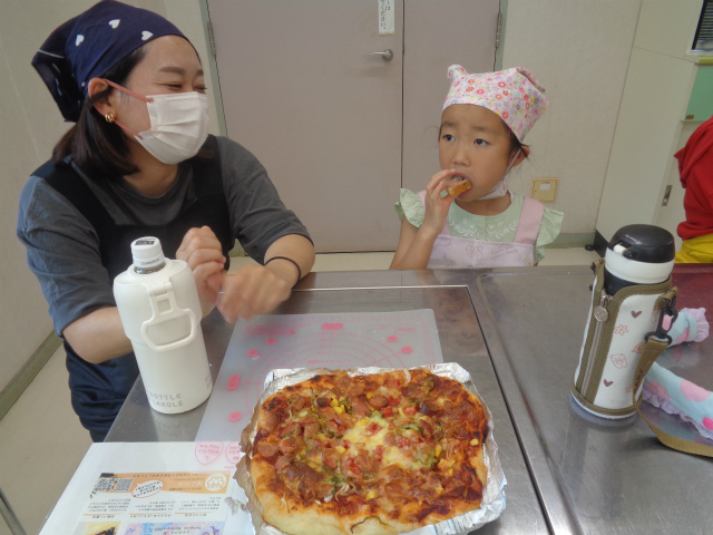 試食する親子