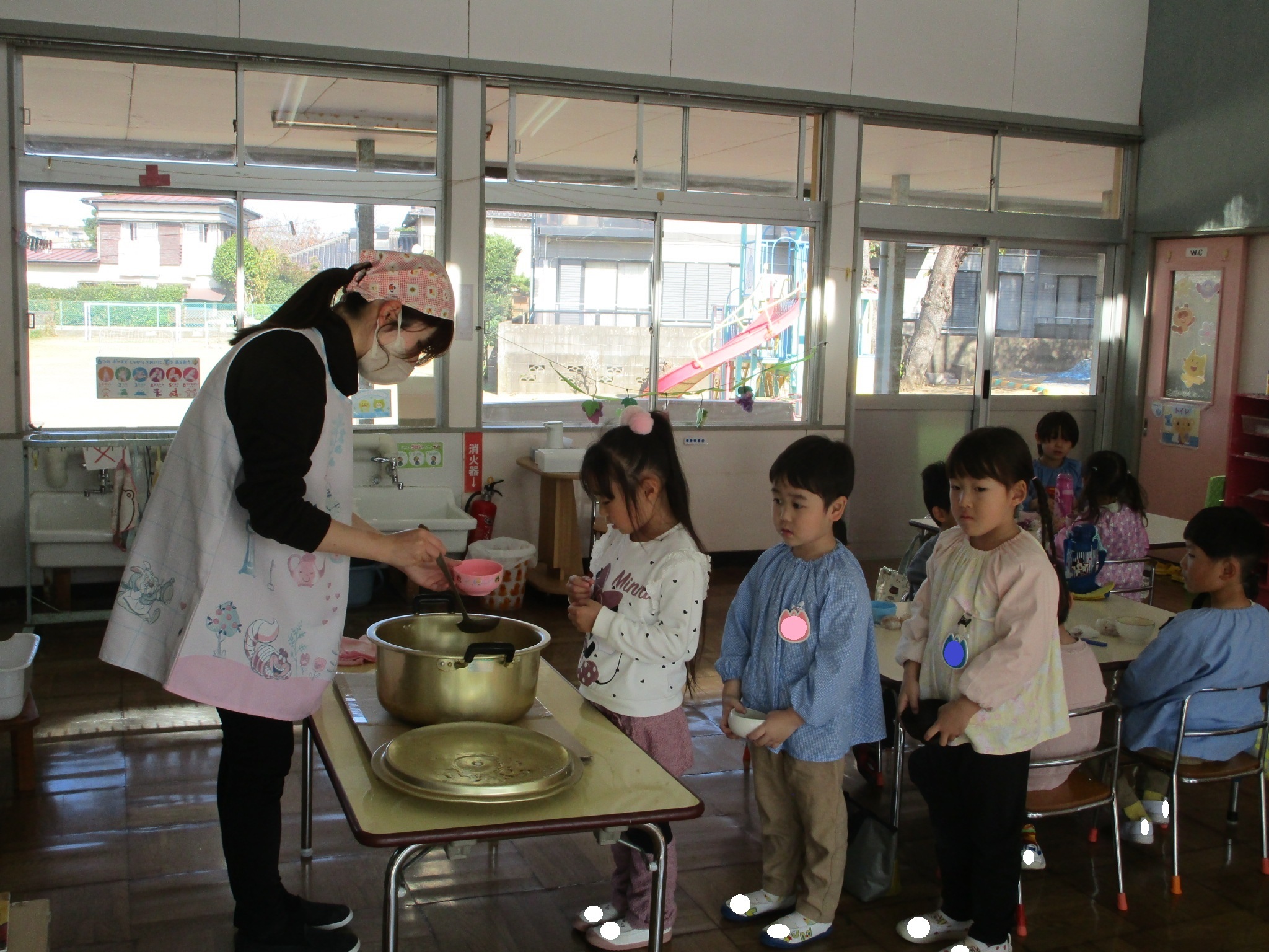 ４