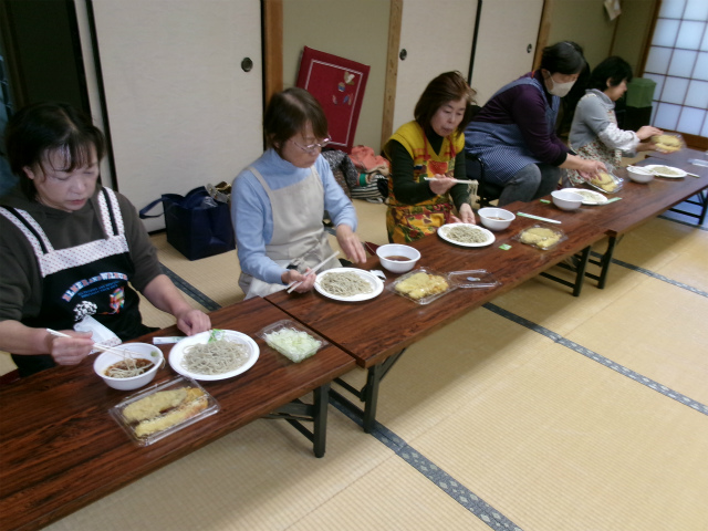 講師が作ったそばを食べる参加者たち