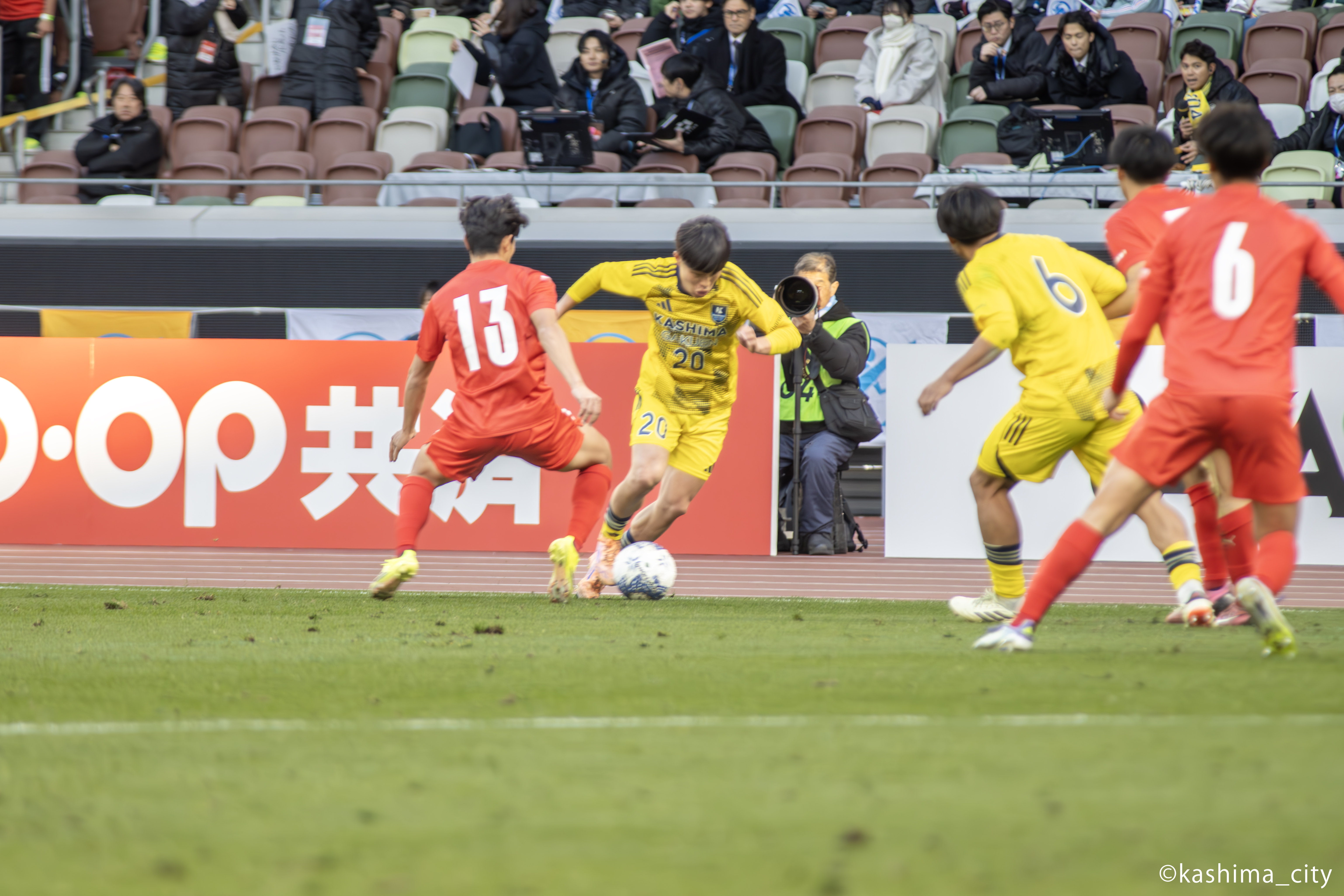 ドリブルする三浦選手