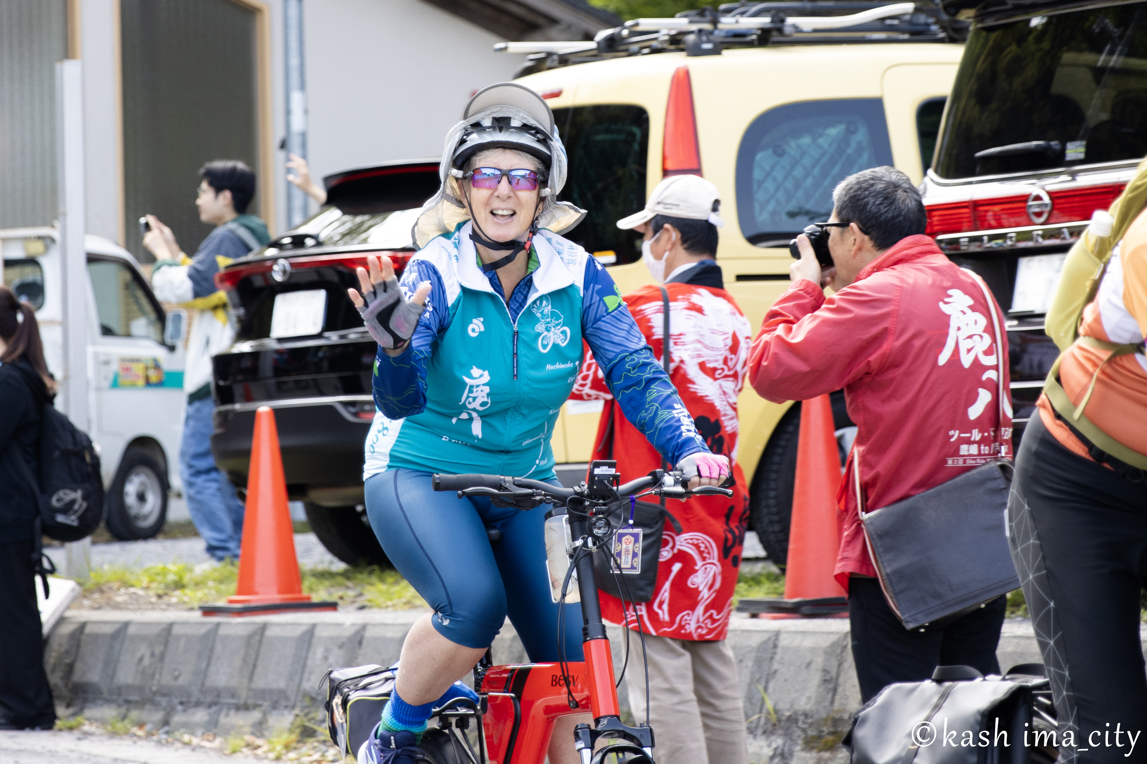 こちらに向け手を振るオーストラリア人の女性参加者②