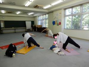 脇腹にきくヨガポーズの写真