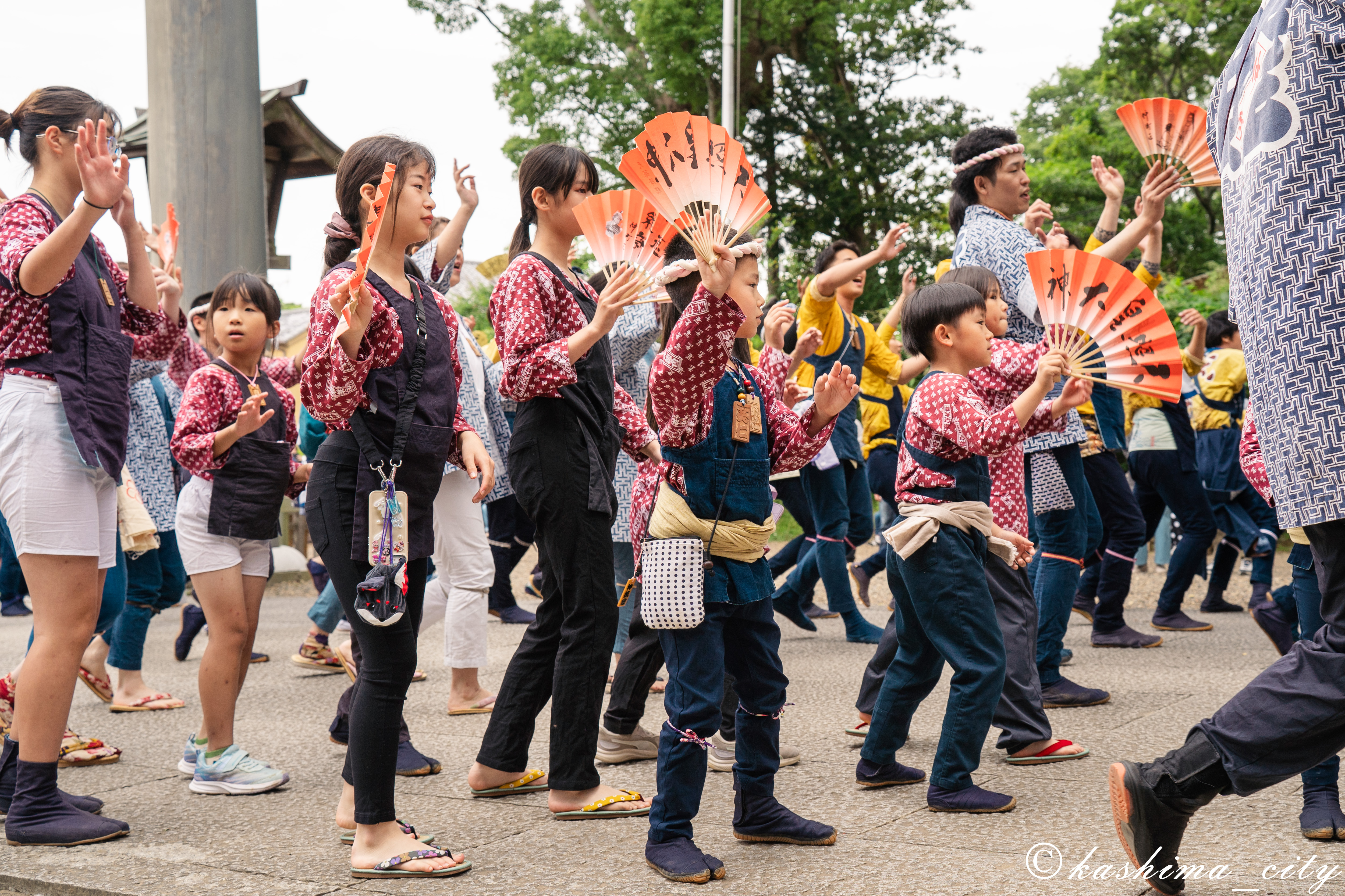 大鳥居前での踊りの様子