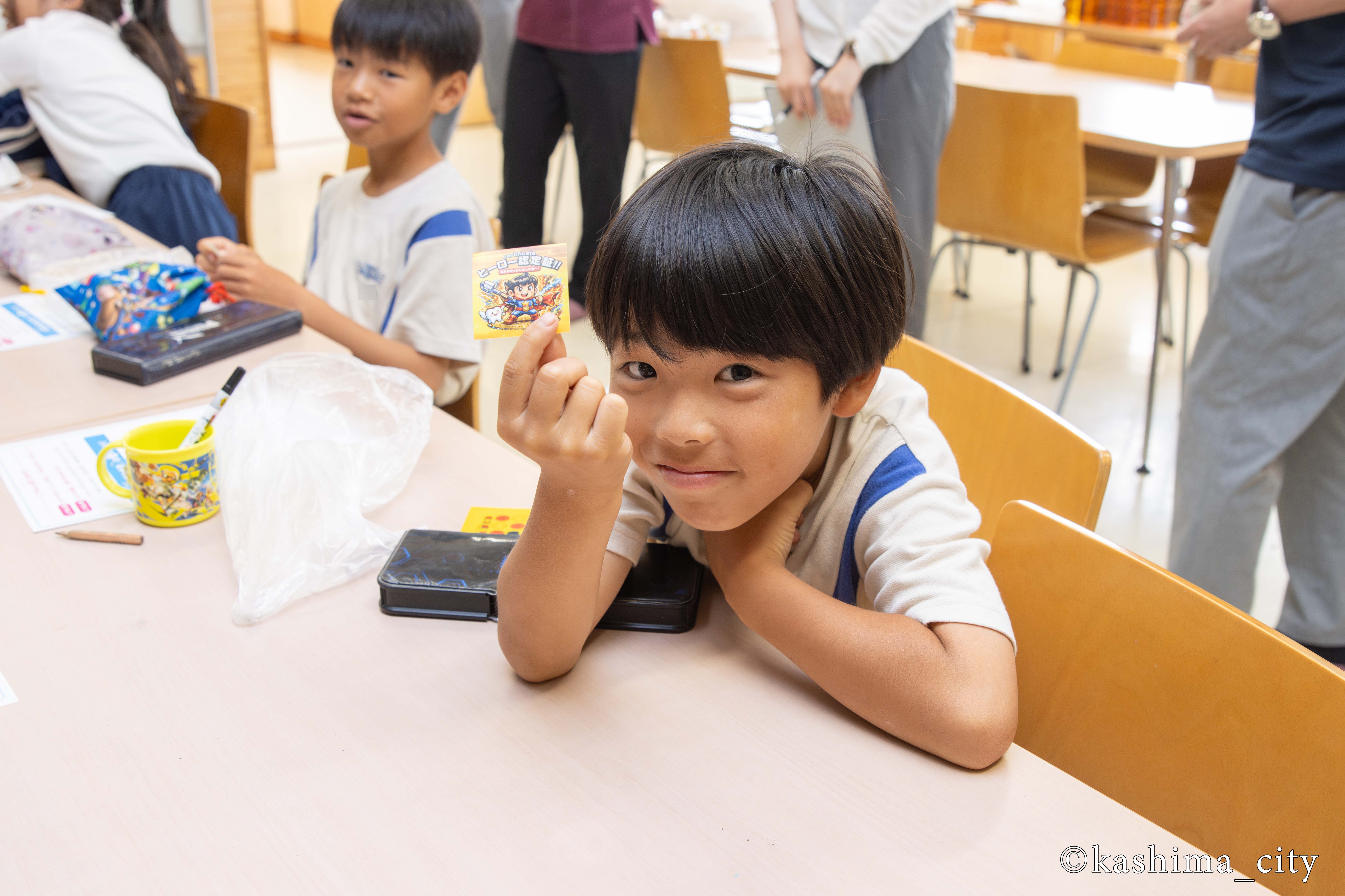 記念品を受け取った男子児童