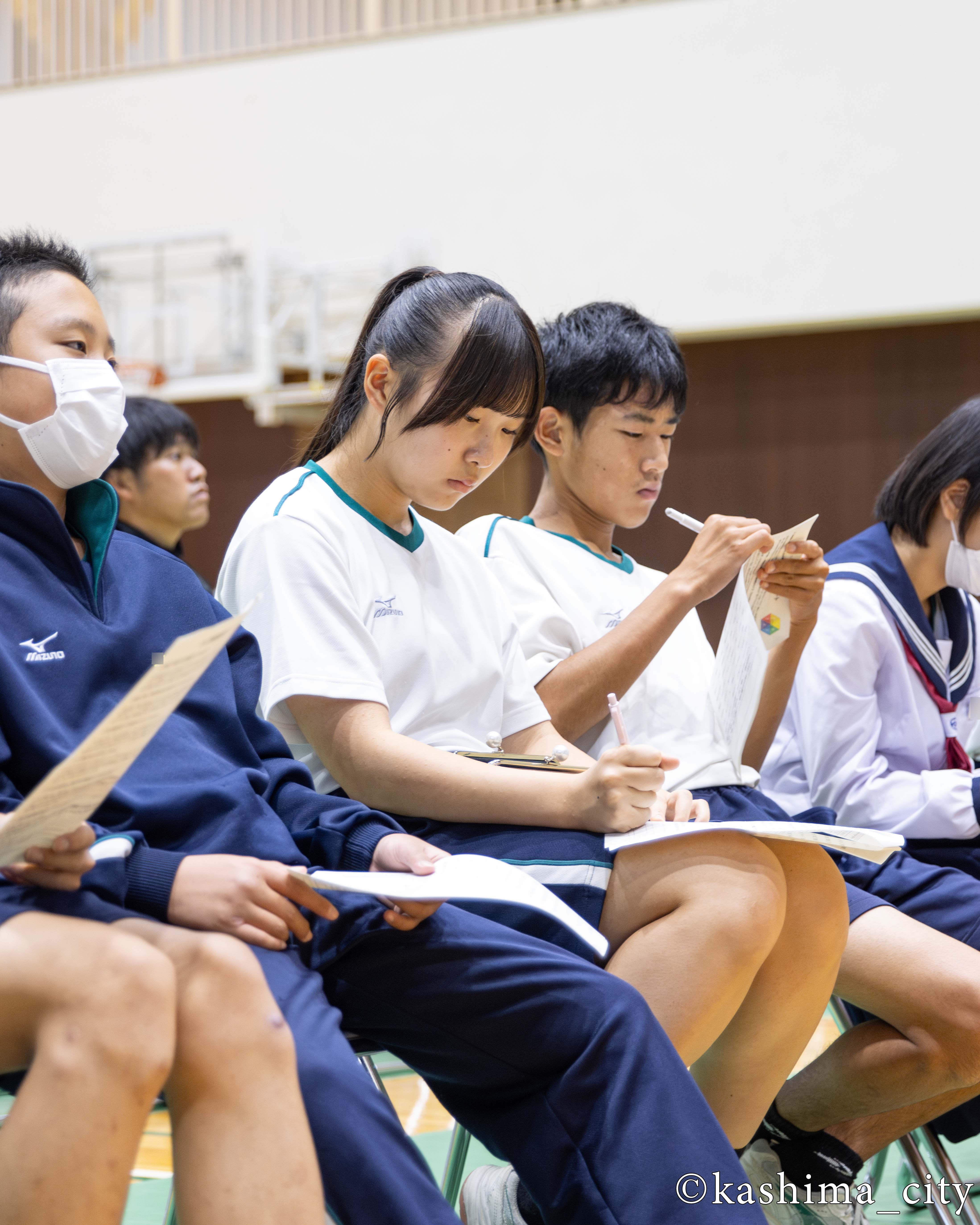 真剣に考える女子生徒