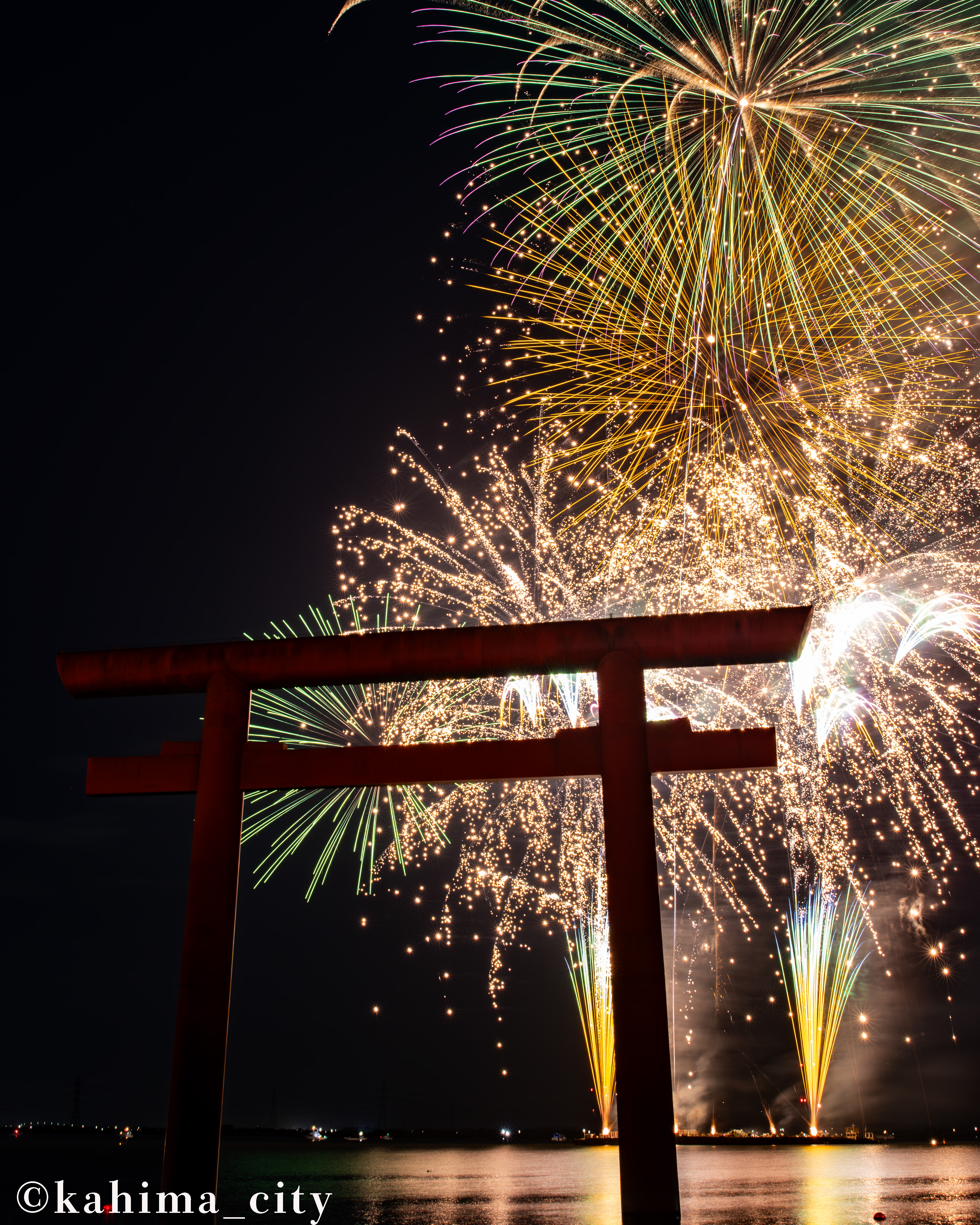 北浦の湖上に打ちあがる花火