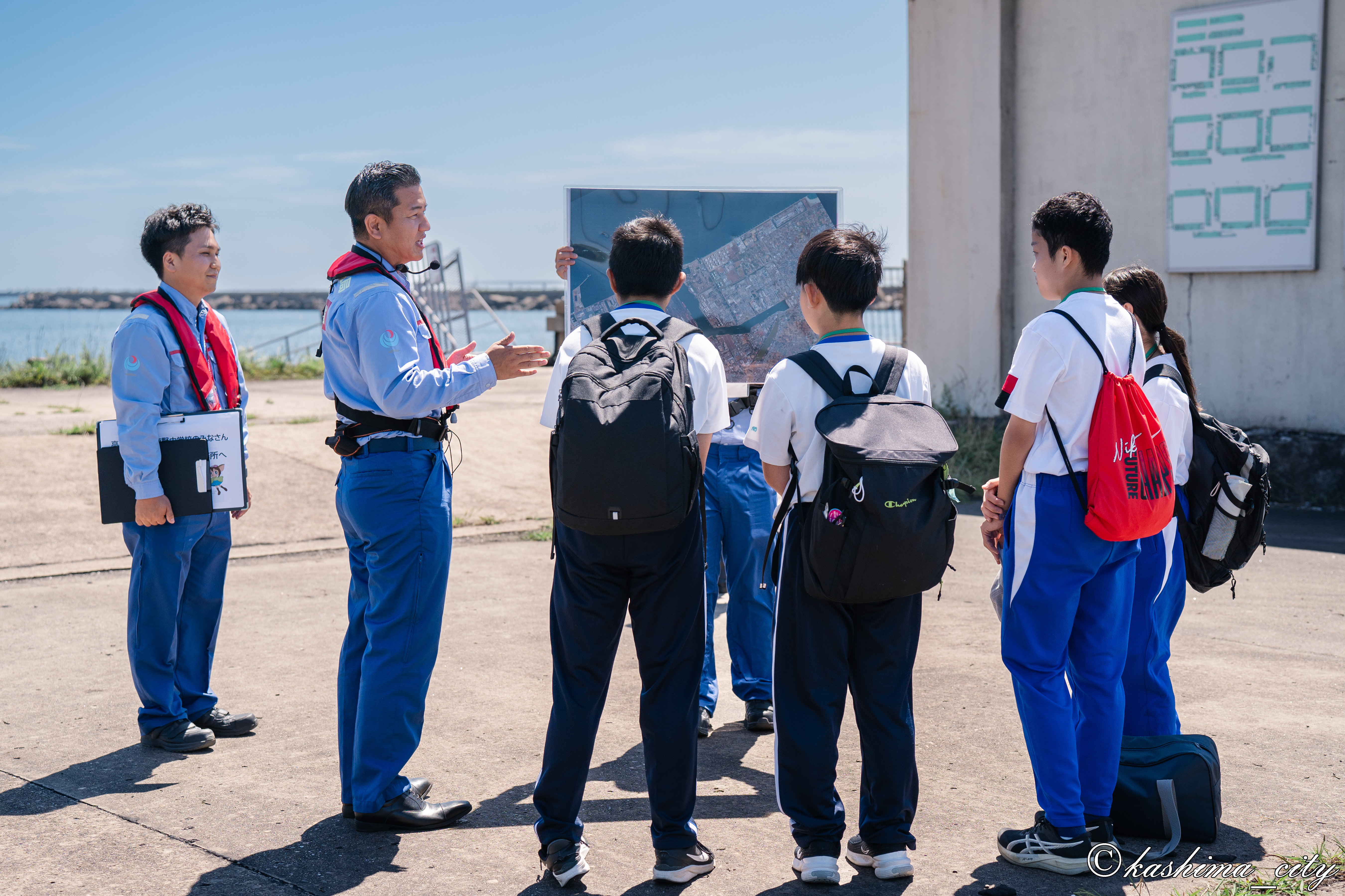 鹿島港について学ぶ生徒たち