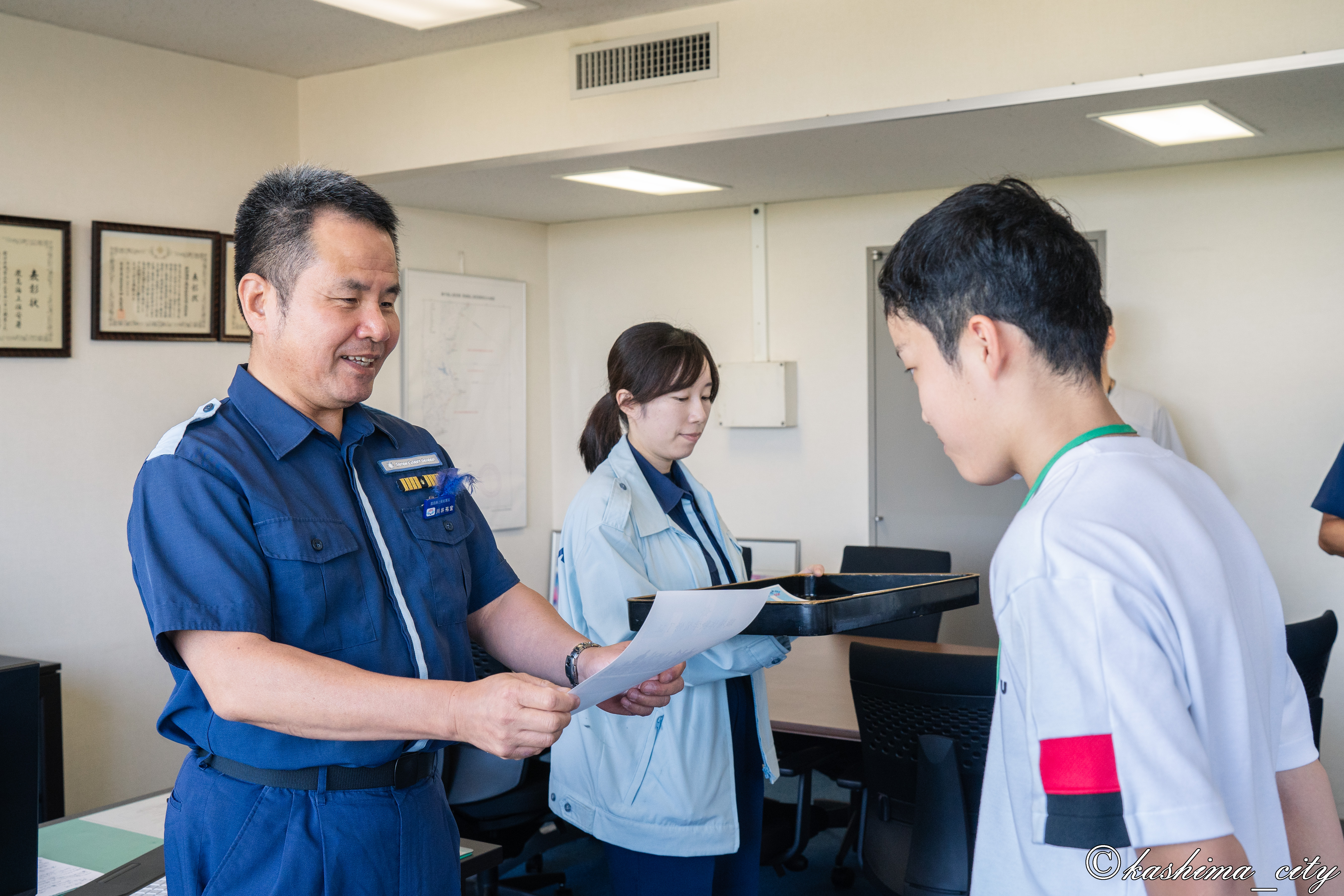 修了証を授与される様子