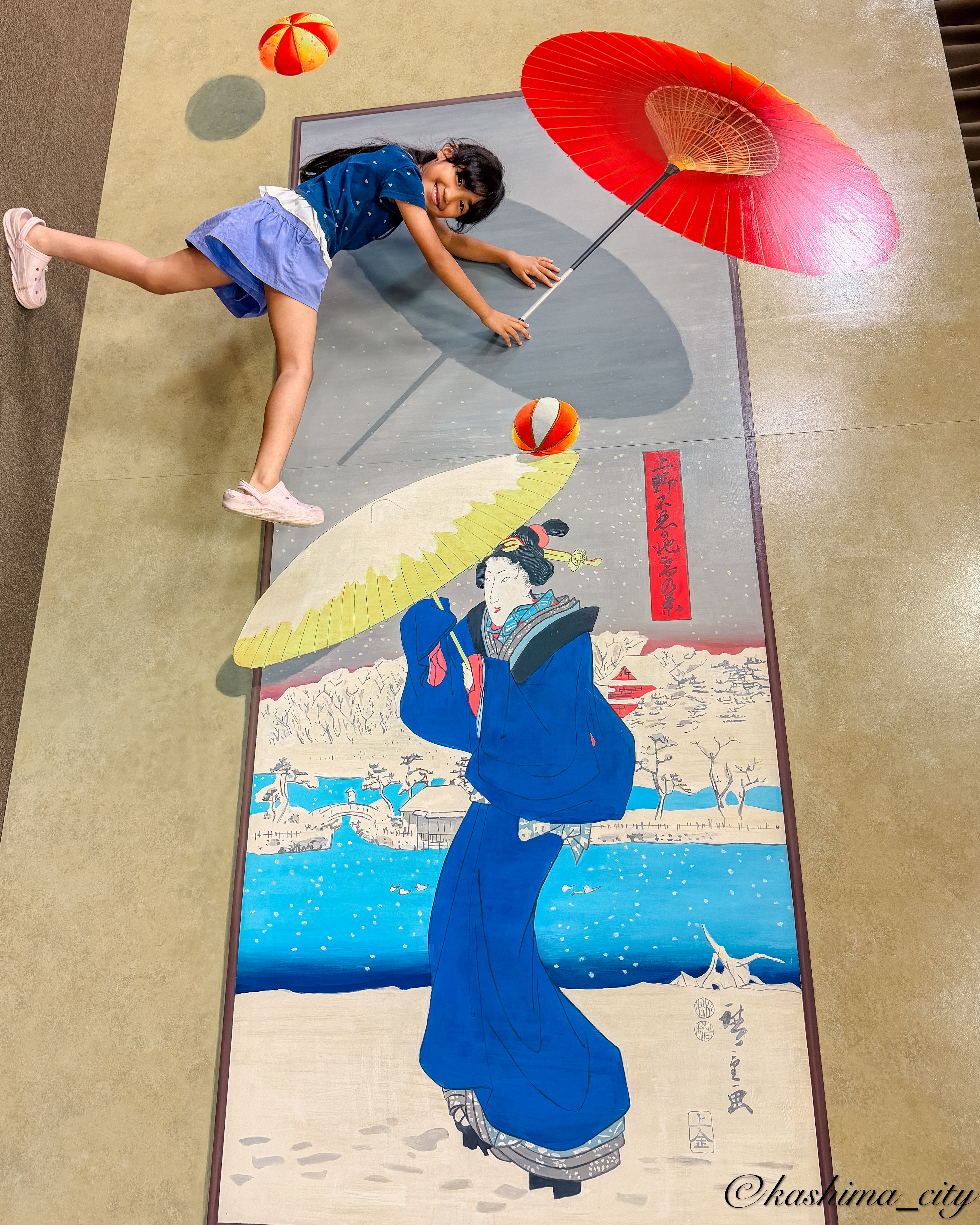 トリックアートを楽しむお子さん