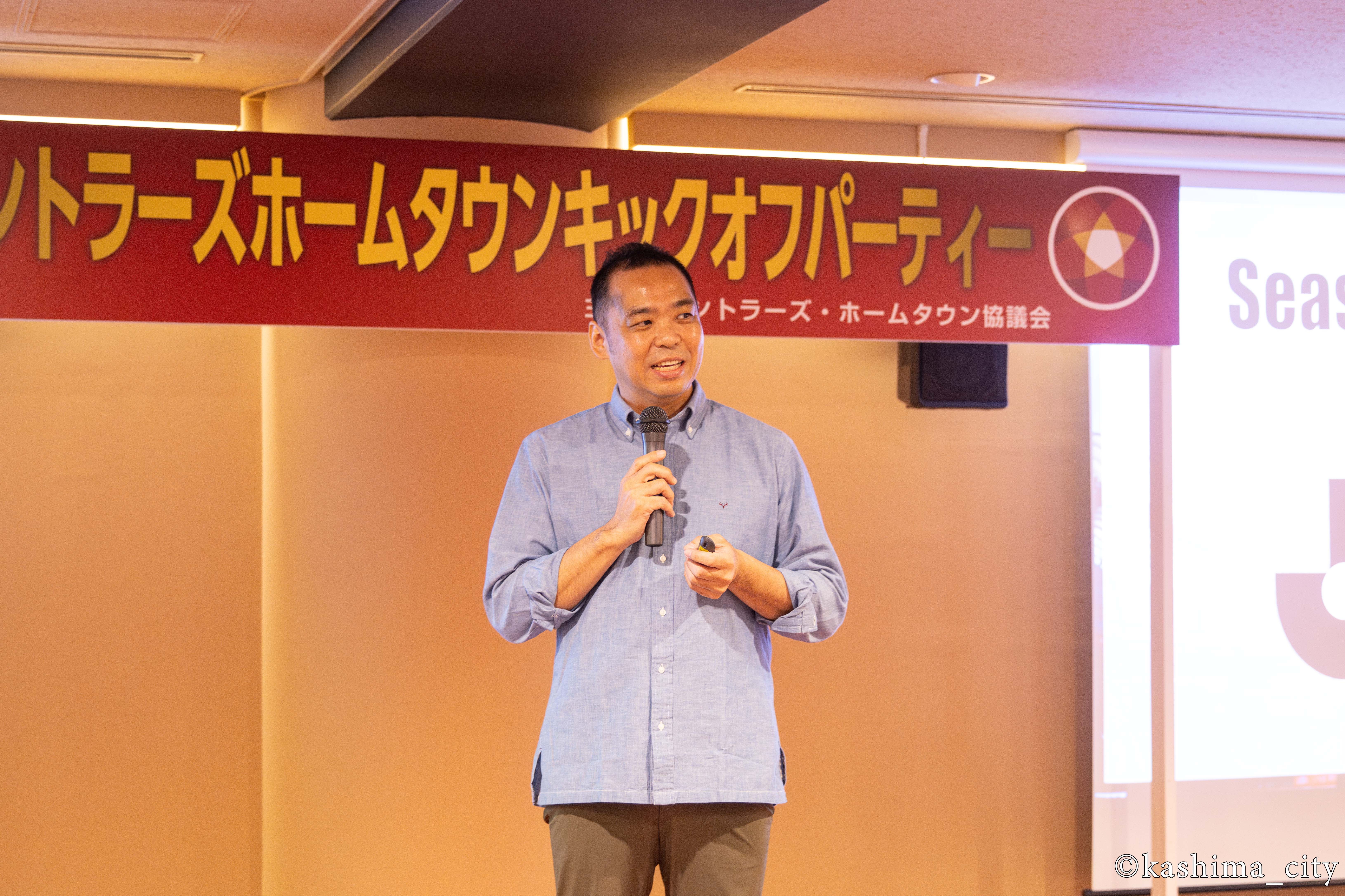 クラブ代表挨拶をする小泉文明社長