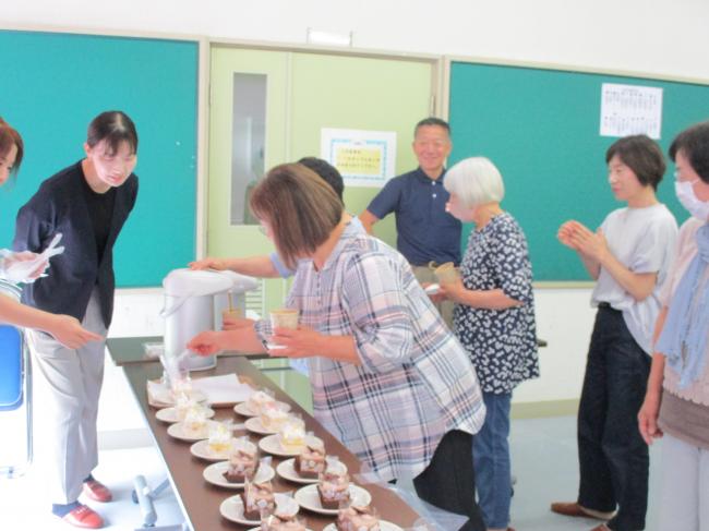 最後に飲み物とケーキを選んでいる写真